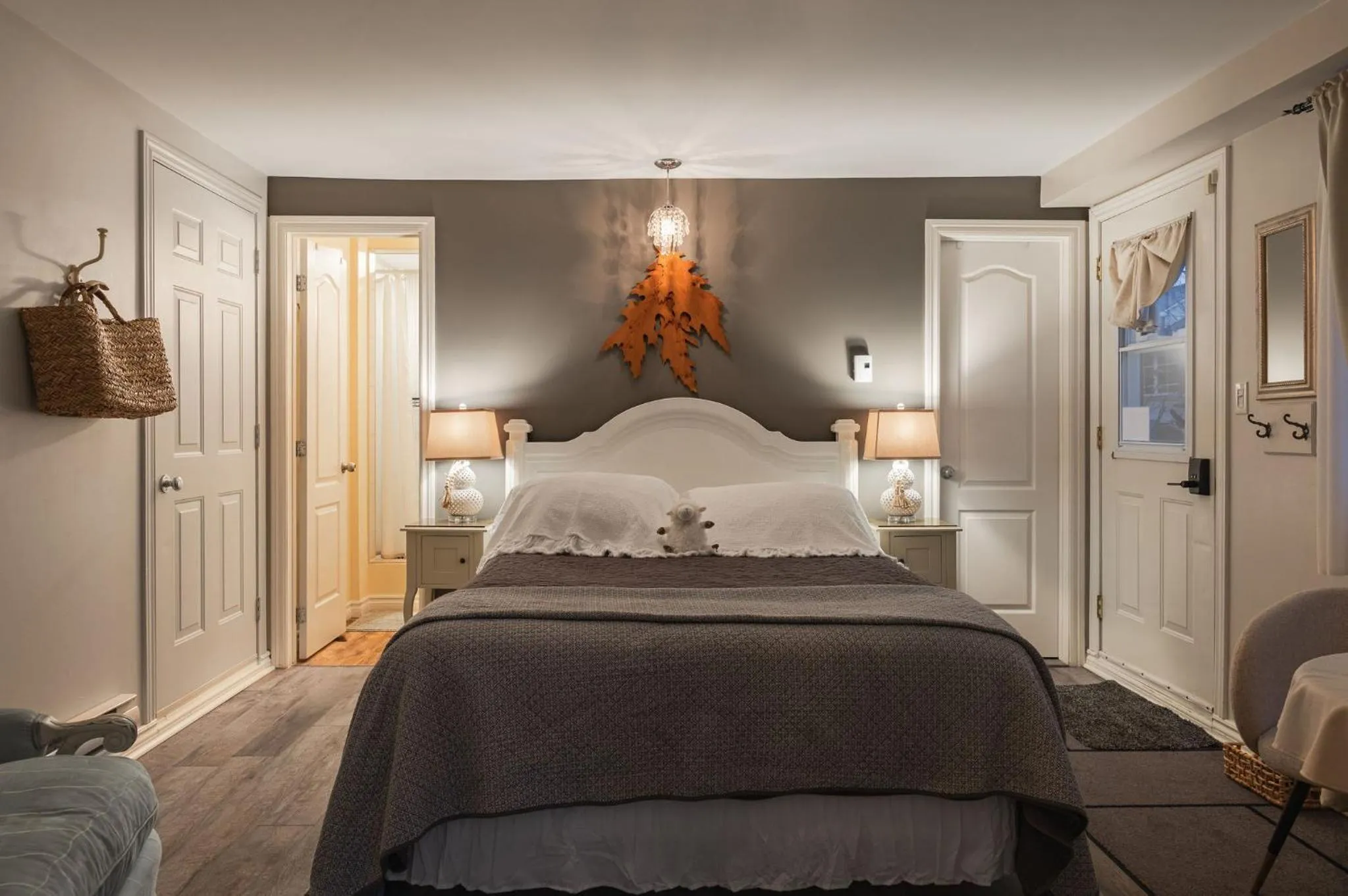 Photo of the whole room, Bed in Auberge Old Chelsea