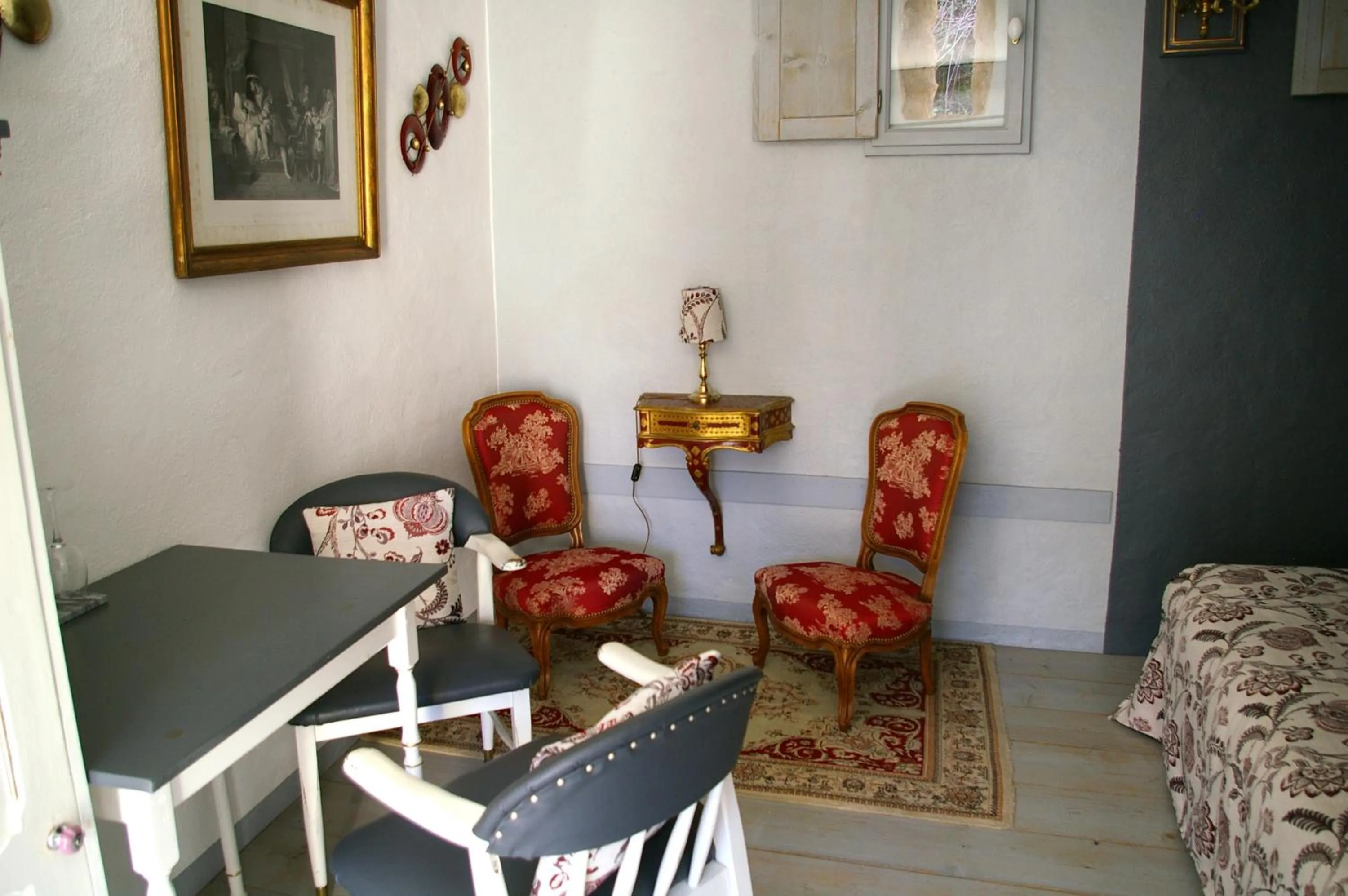 Seating area in La Source de Bury