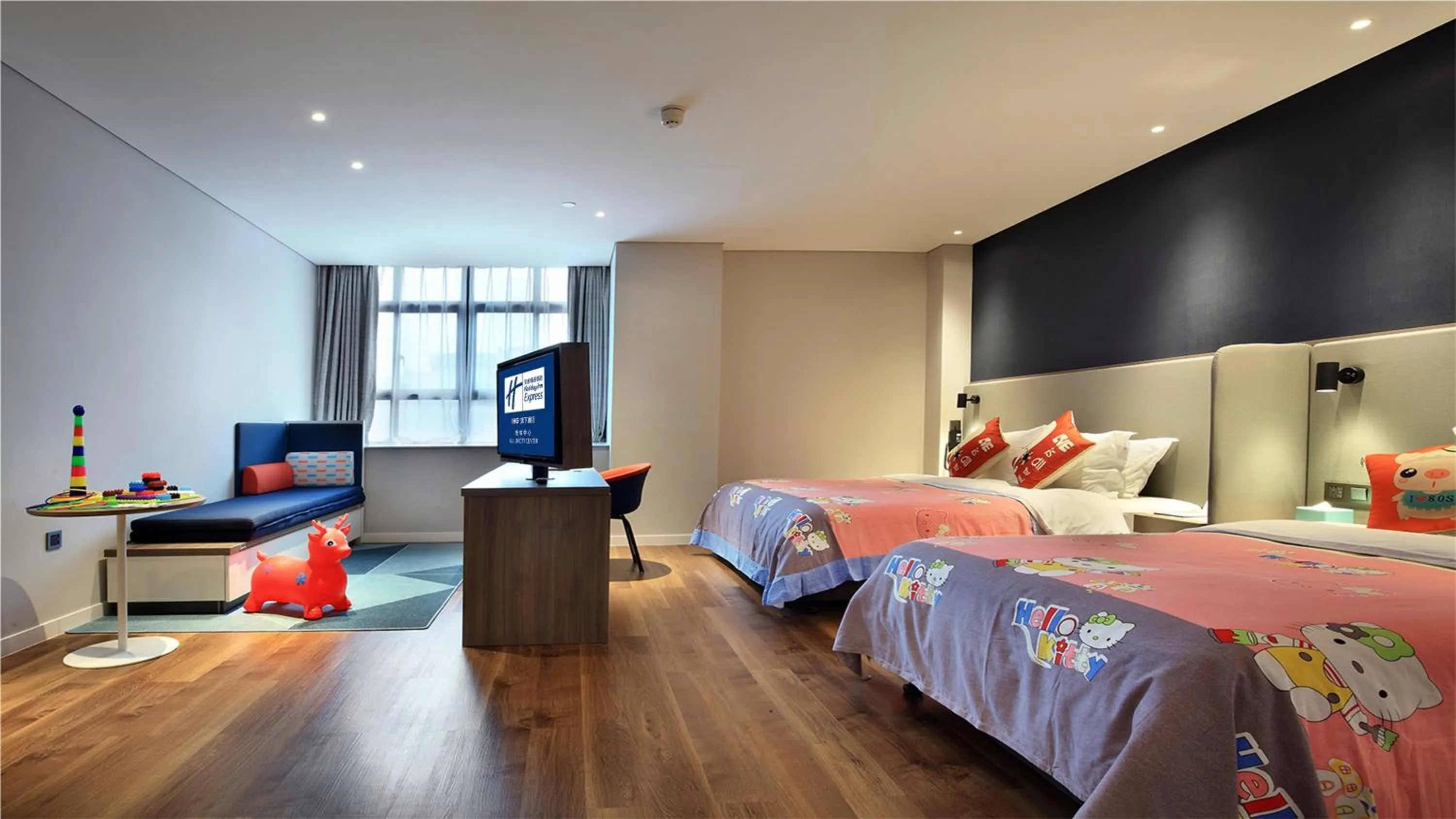 Photo of the whole room, Bed in Holiday Inn Express Guilin City Center by IHG