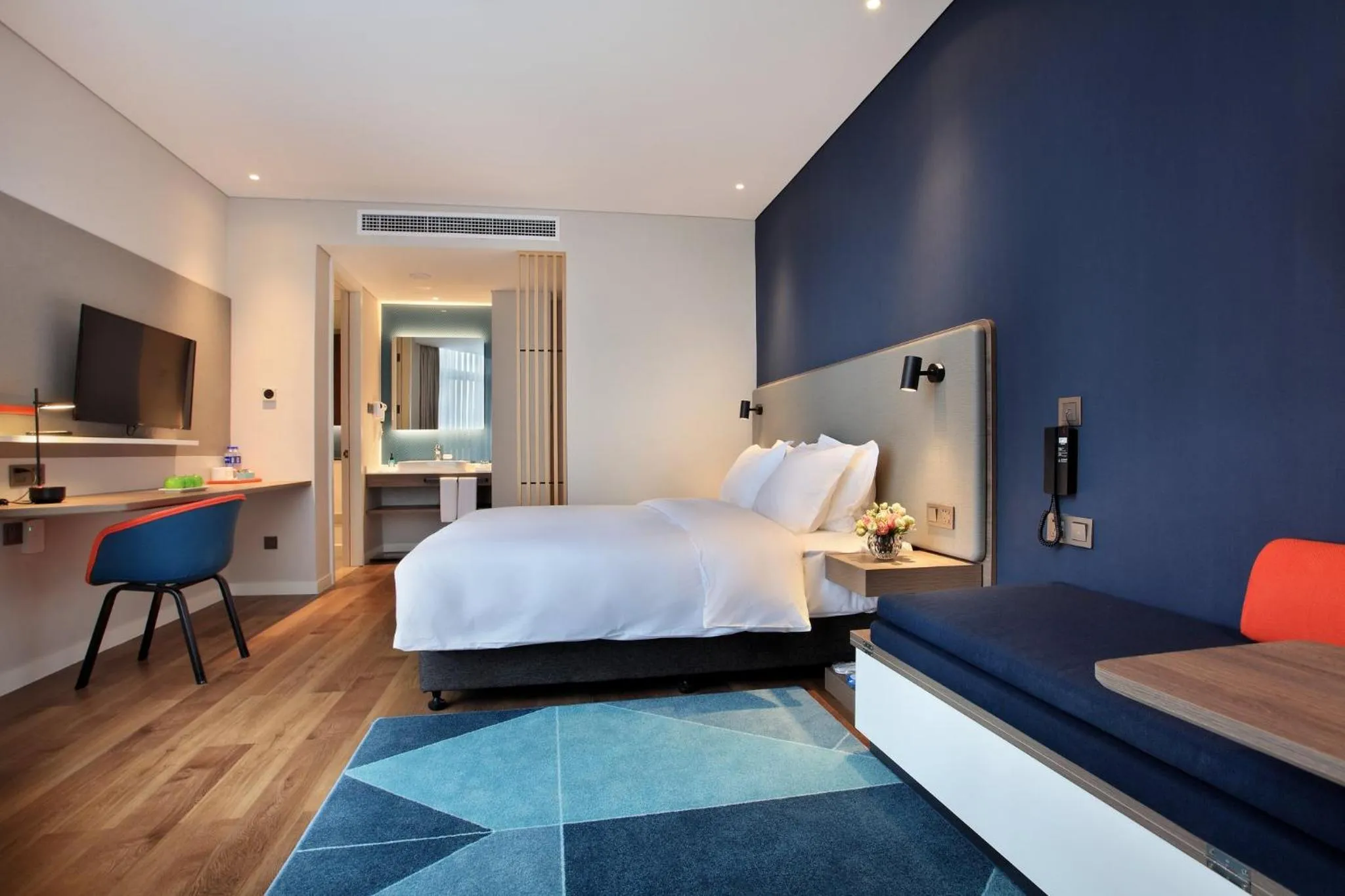 Photo of the whole room, Bed in Holiday Inn Express Guilin City Center by IHG