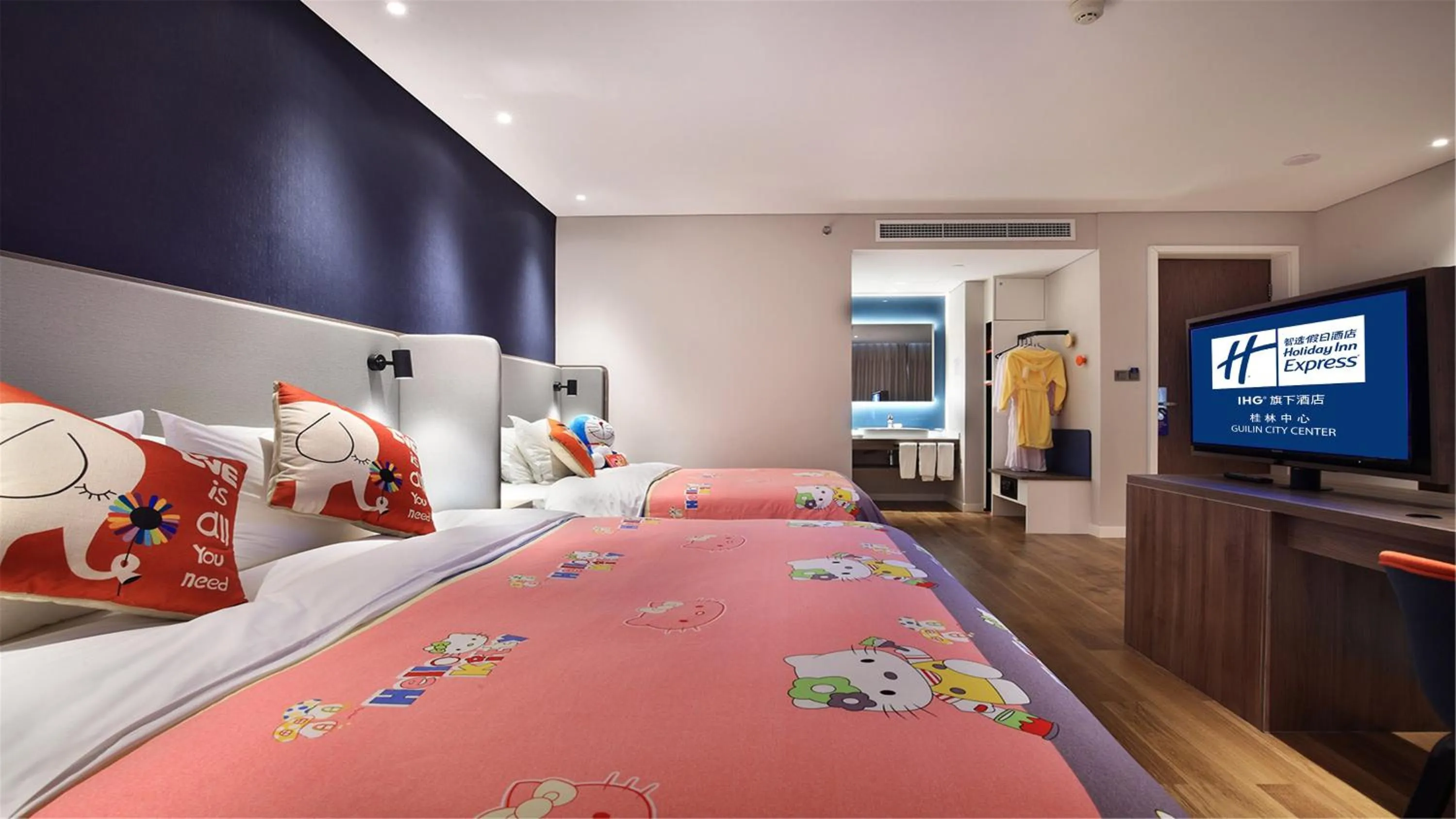 Photo of the whole room, Bed in Holiday Inn Express Guilin City Center by IHG