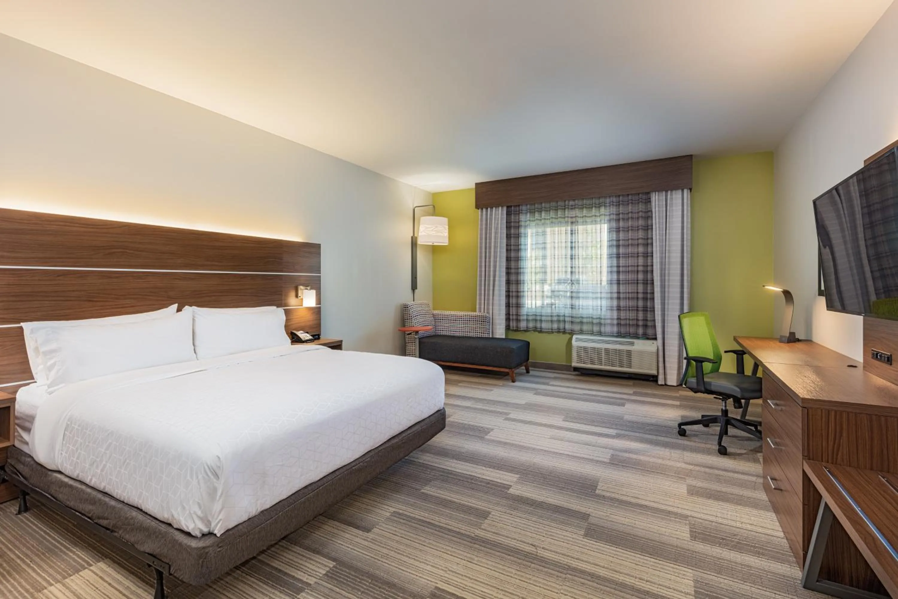 Photo of the whole room, Bed in Holiday Inn Express & Suites - Moreno Valley - Riverside by IHG