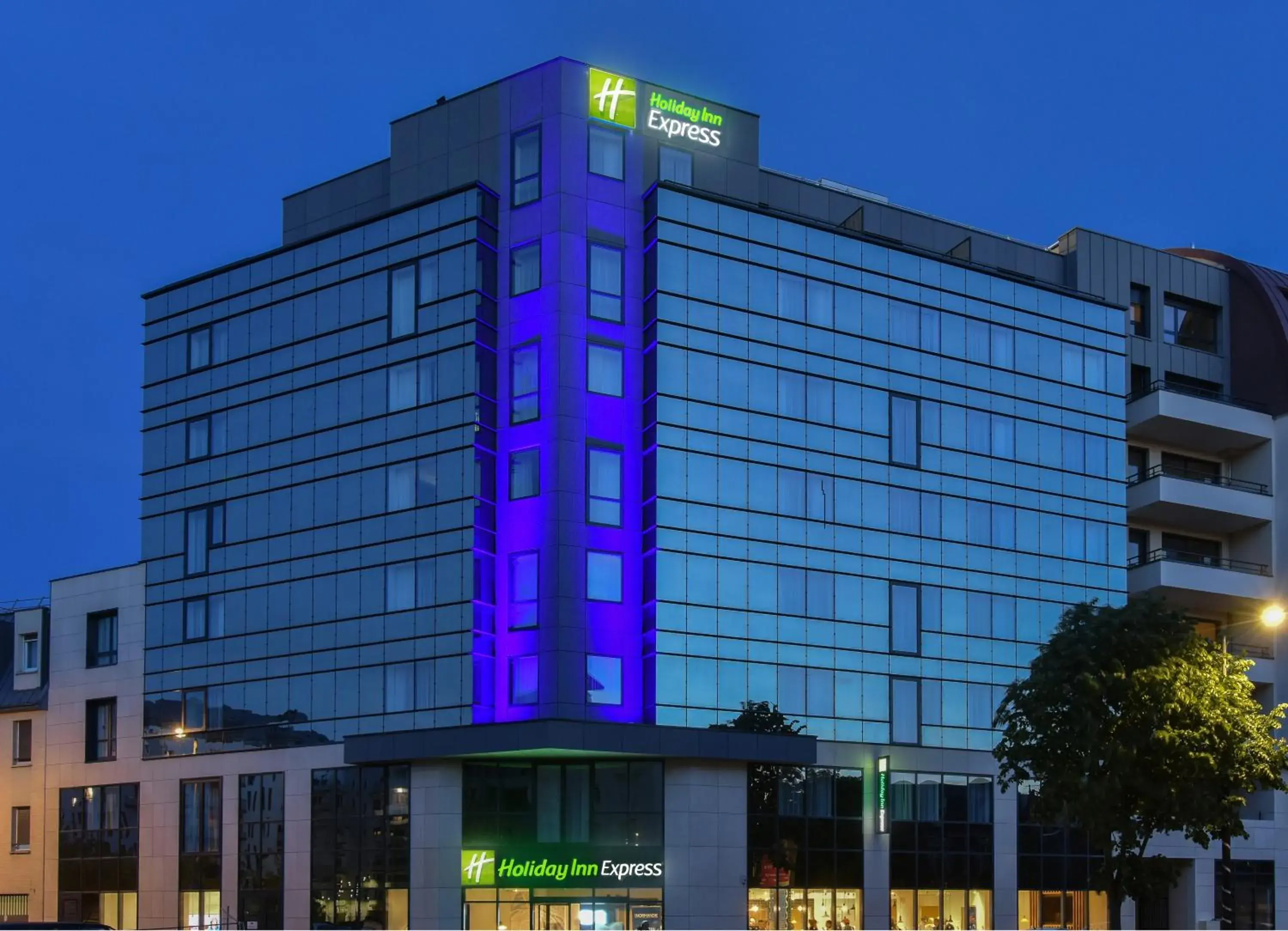 Property building in Holiday Inn Express - Rouen Centre - Rive Gauche by IHG Property building in Holiday Inn Express - Rouen Centre - Rive Gauche by IHG