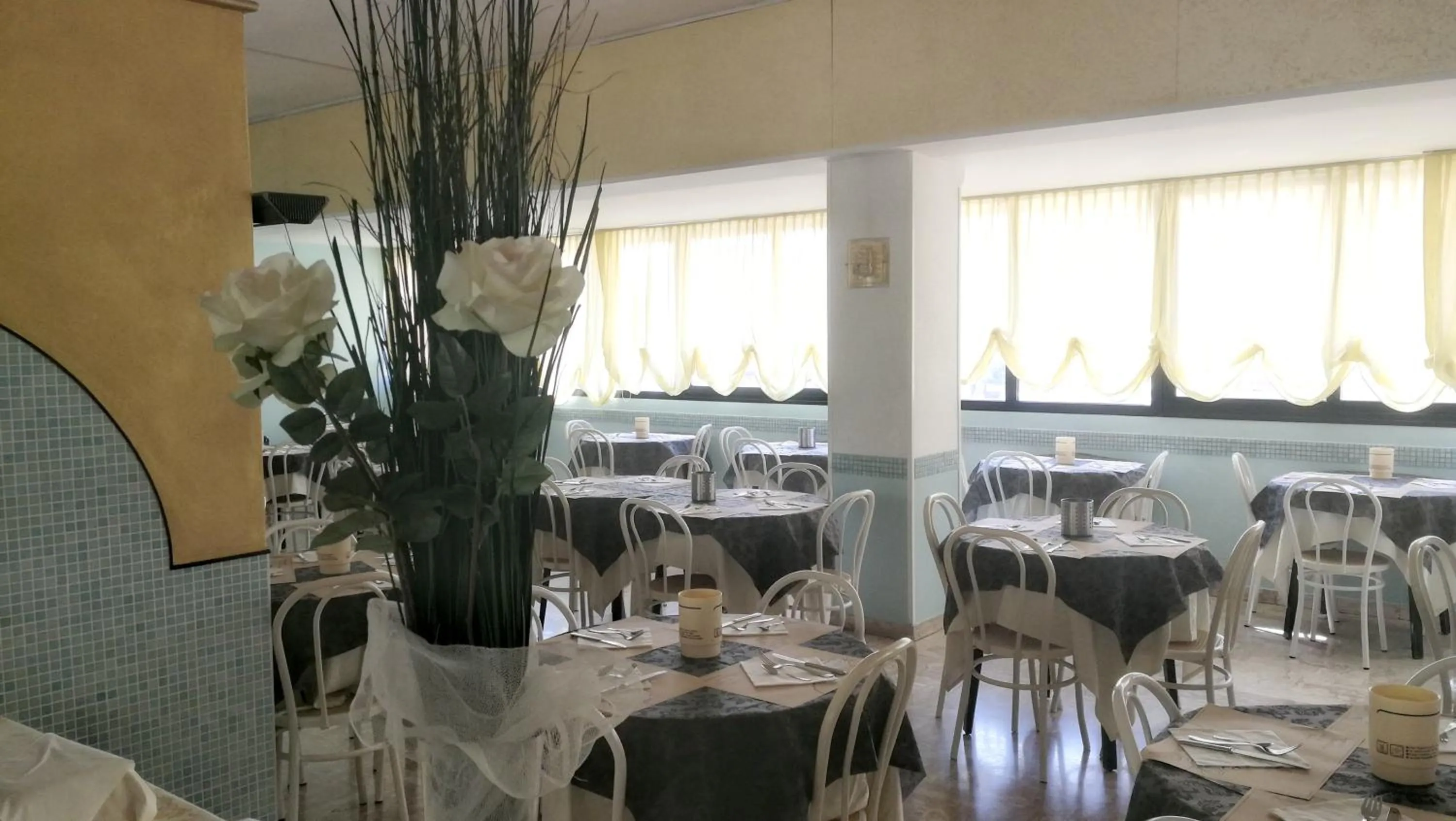 Restaurant/places to eat in Hotel Montmartre