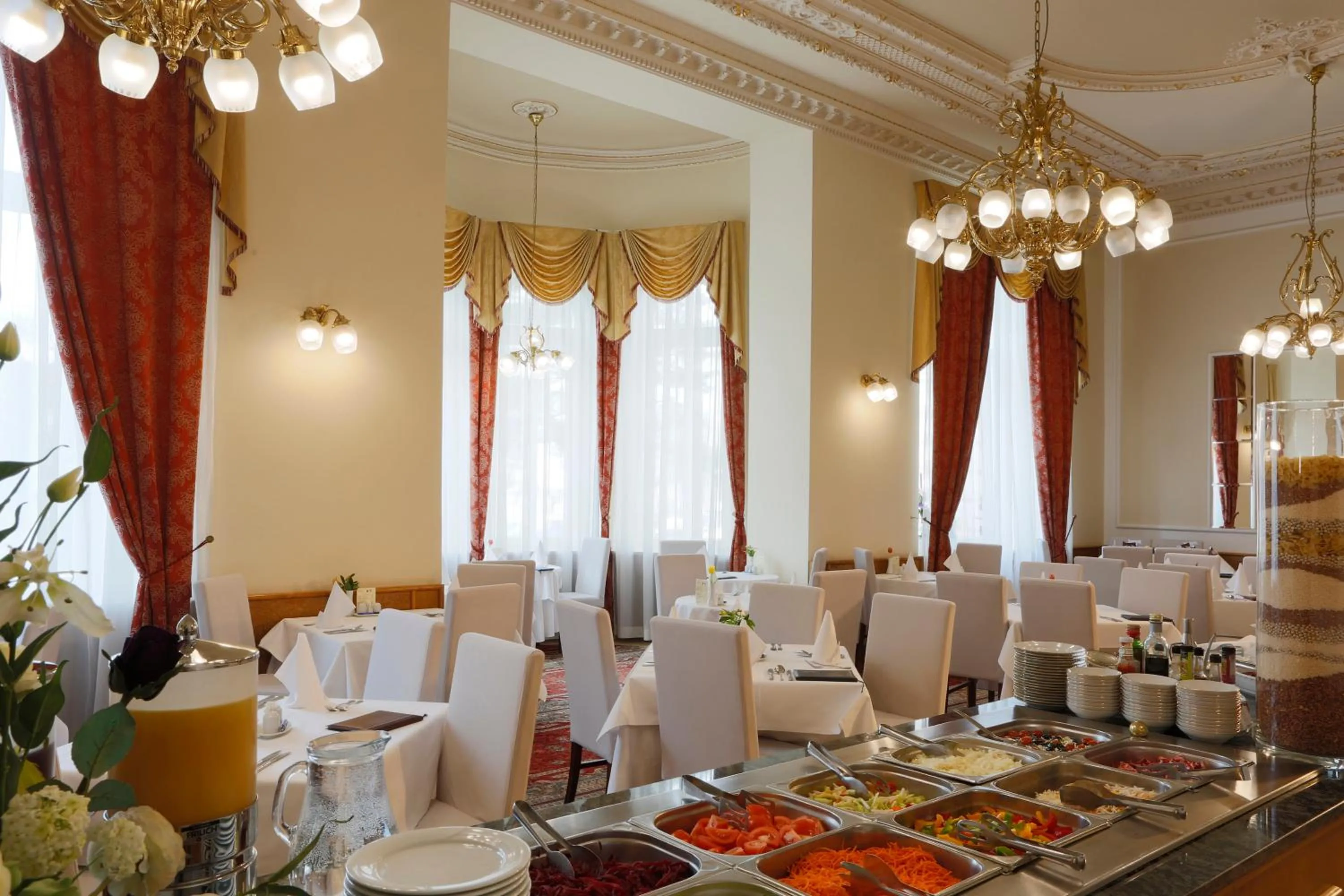 Restaurant/places to eat in Hotel Vila Livia