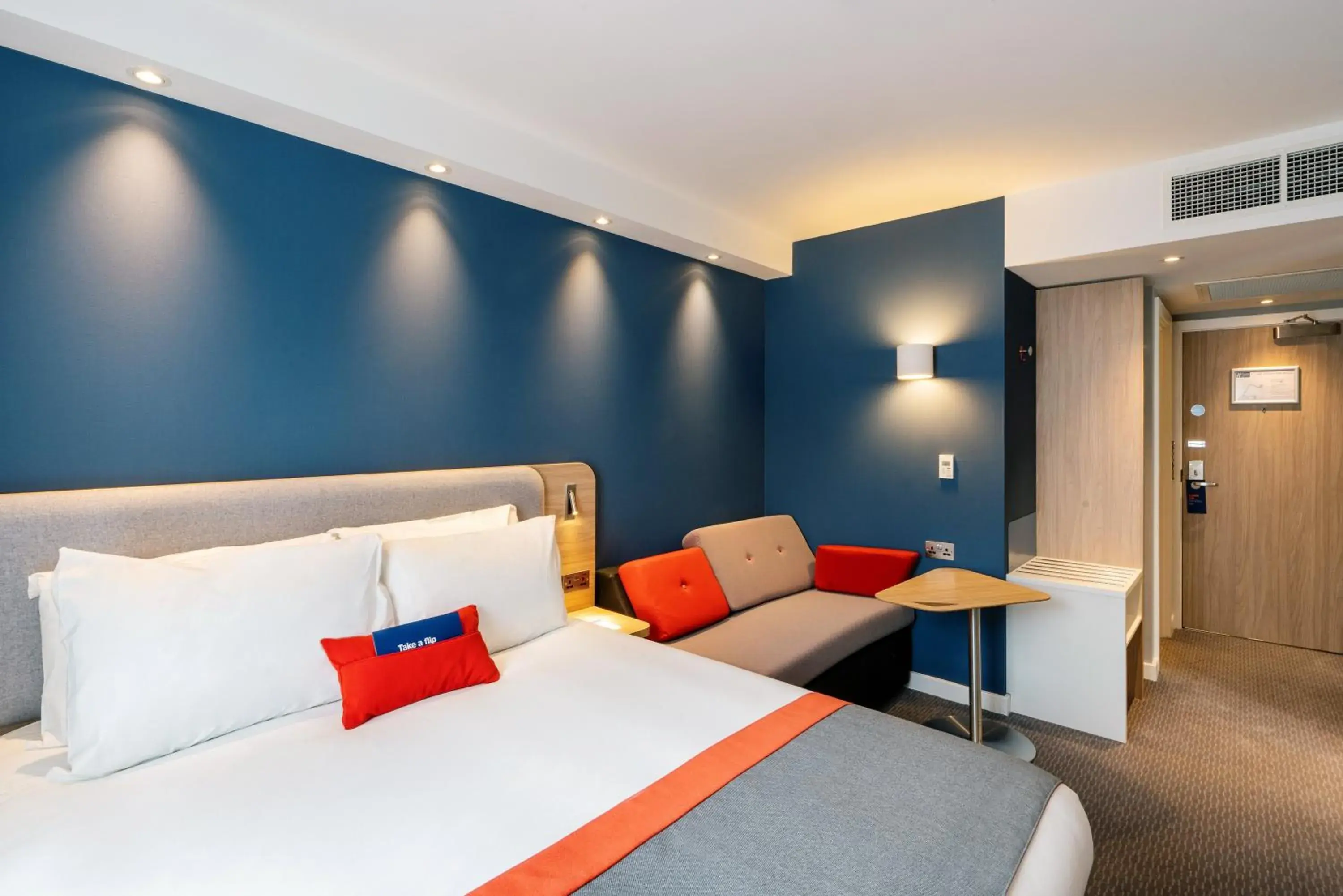 Photo of the whole room, Bed in Holiday Inn Express - Derry - Londonderry by IHG Photo of the whole room, Bed in Holiday Inn Express - Derry - Londonderry by IHG