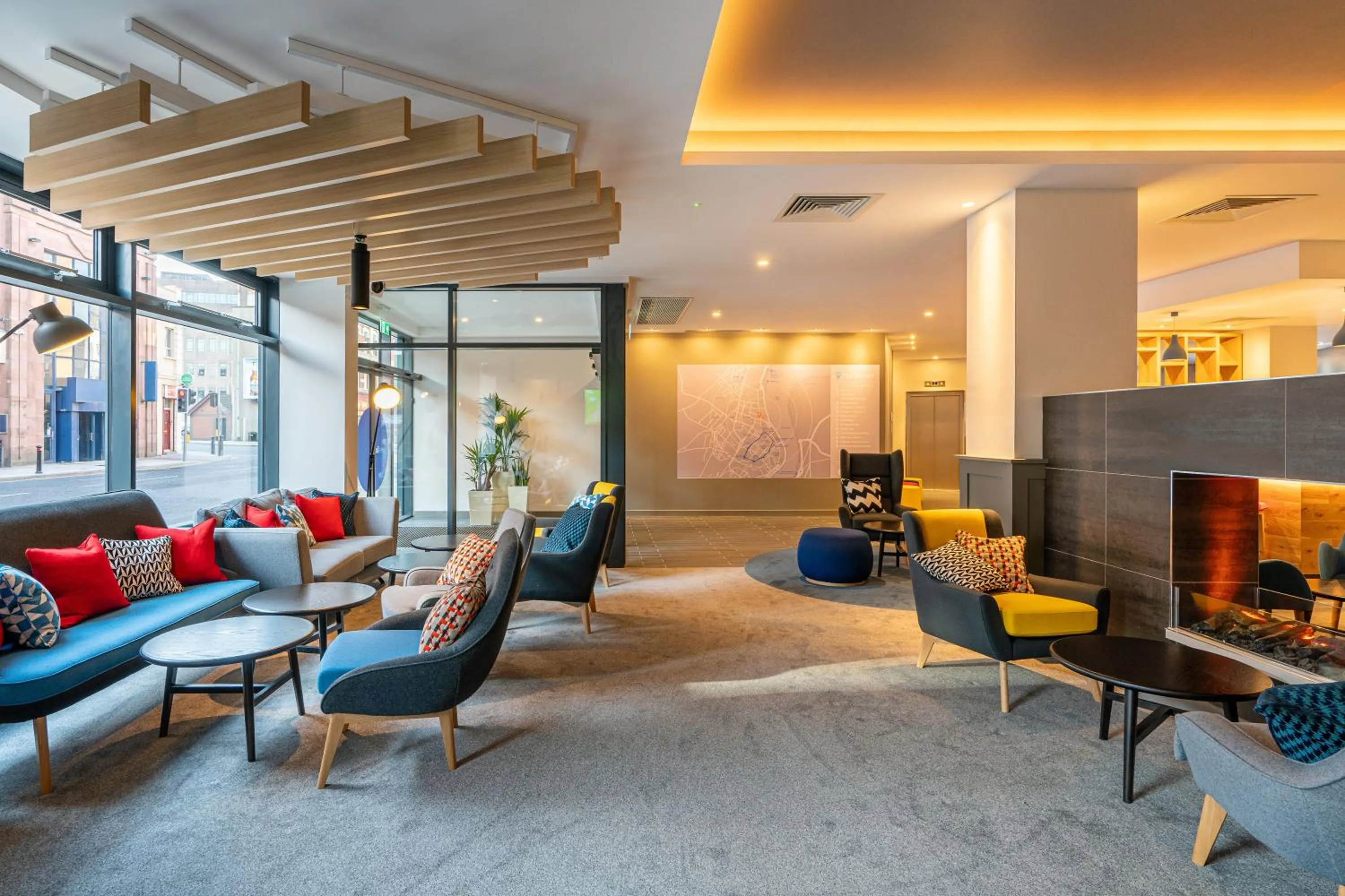 Lobby or reception in Holiday Inn Express - Derry - Londonderry by IHG