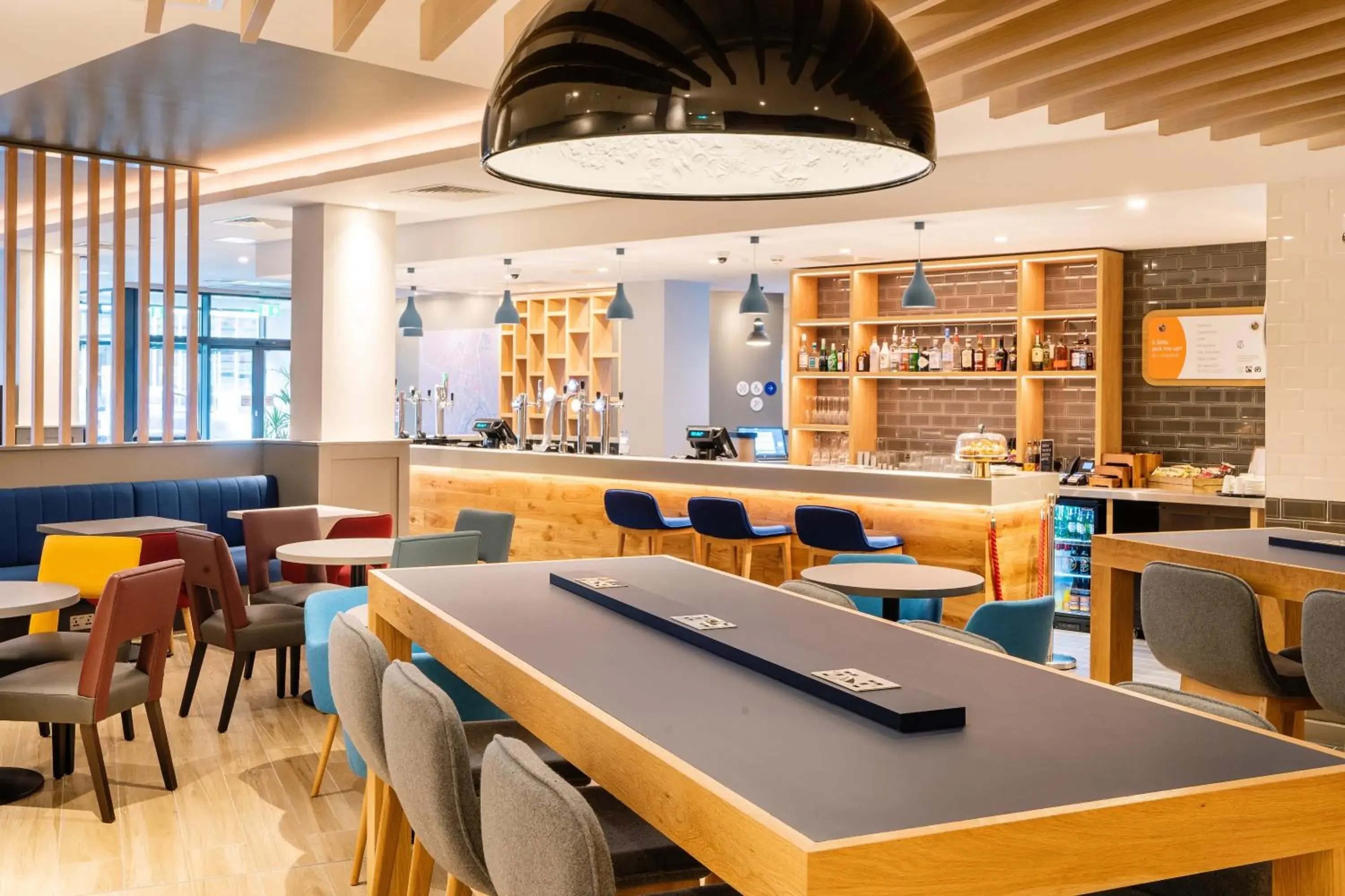 Lounge or bar in Holiday Inn Express - Derry - Londonderry by IHG Lounge or bar in Holiday Inn Express - Derry - Londonderry by IHG