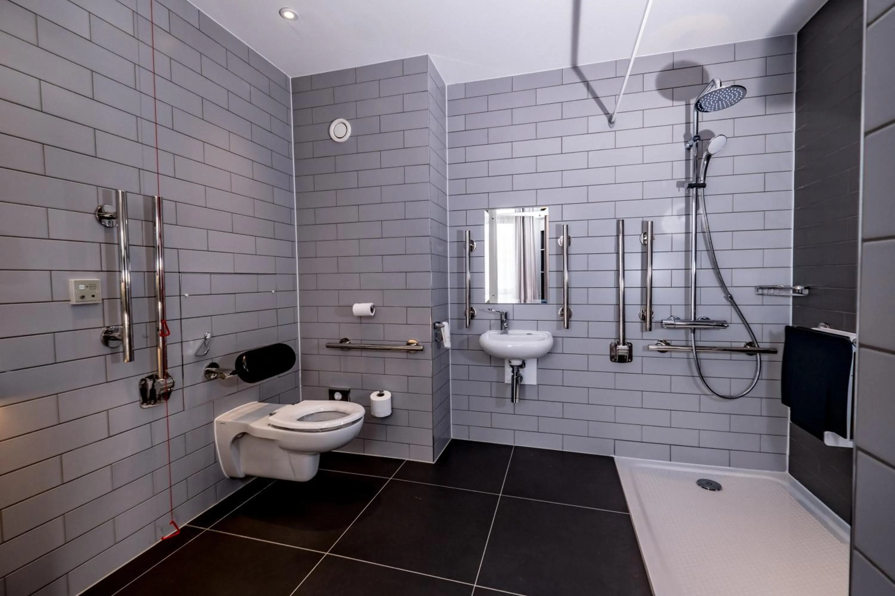 Bathroom in Holiday Inn Express - Derry - Londonderry by IHG