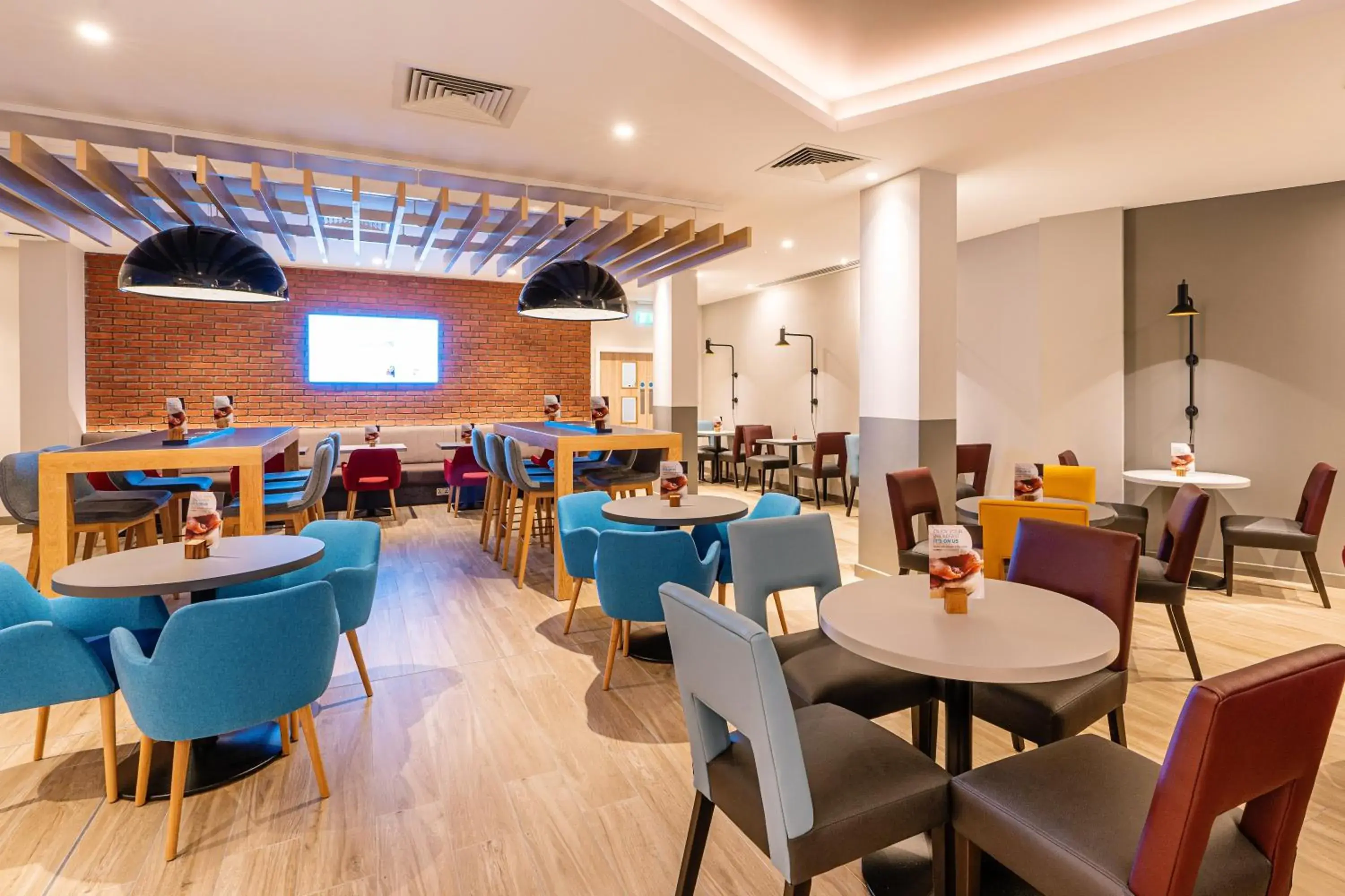 Lounge or bar in Holiday Inn Express - Derry - Londonderry by IHG Lounge or bar in Holiday Inn Express - Derry - Londonderry by IHG