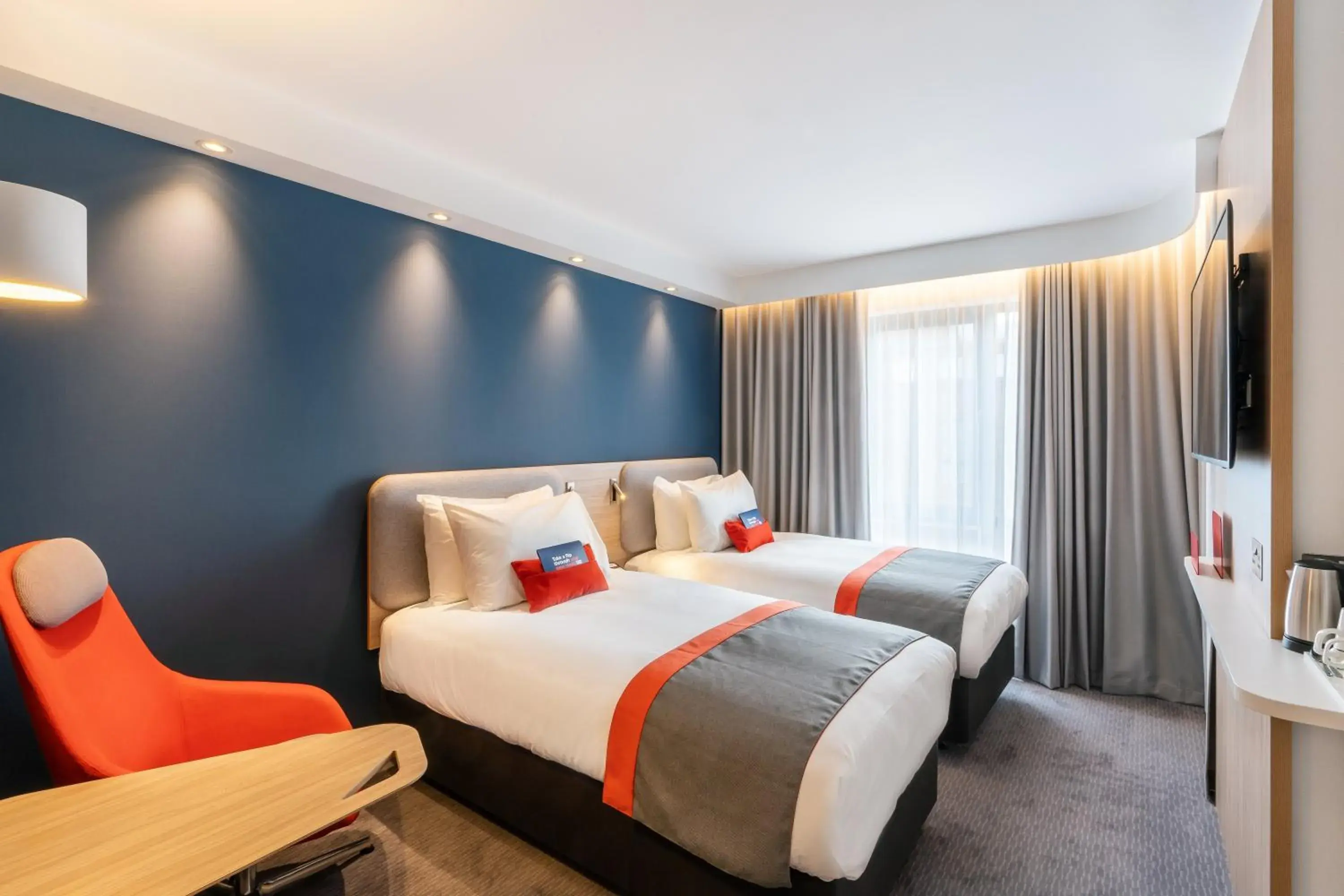 Photo of the whole room, Bed in Holiday Inn Express - Derry - Londonderry by IHG Photo of the whole room, Bed in Holiday Inn Express - Derry - Londonderry by IHG