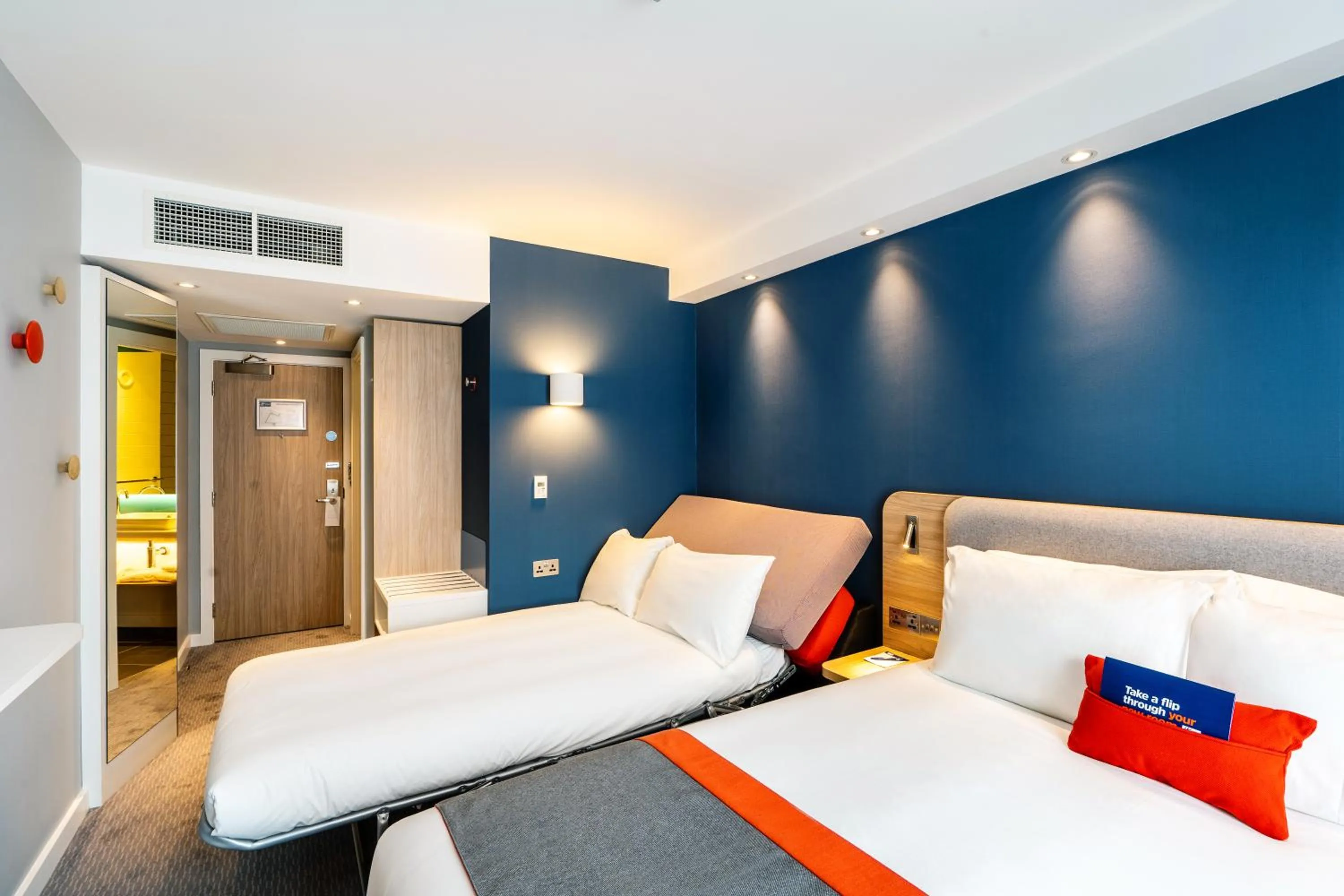 Bedroom, Bed in Holiday Inn Express - Derry - Londonderry by IHG