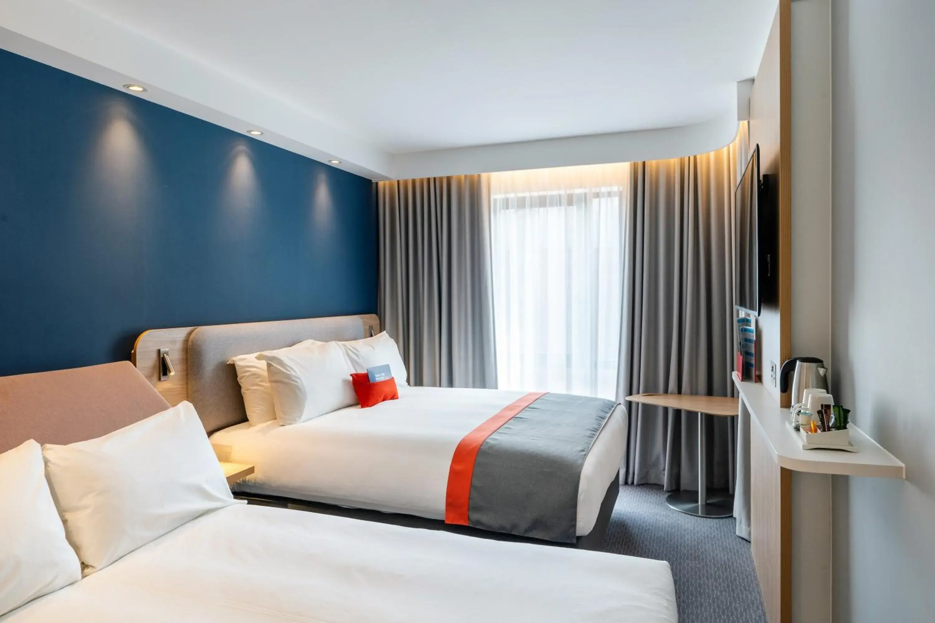 Photo of the whole room, Bed in Holiday Inn Express - Derry - Londonderry by IHG Photo of the whole room, Bed in Holiday Inn Express - Derry - Londonderry by IHG