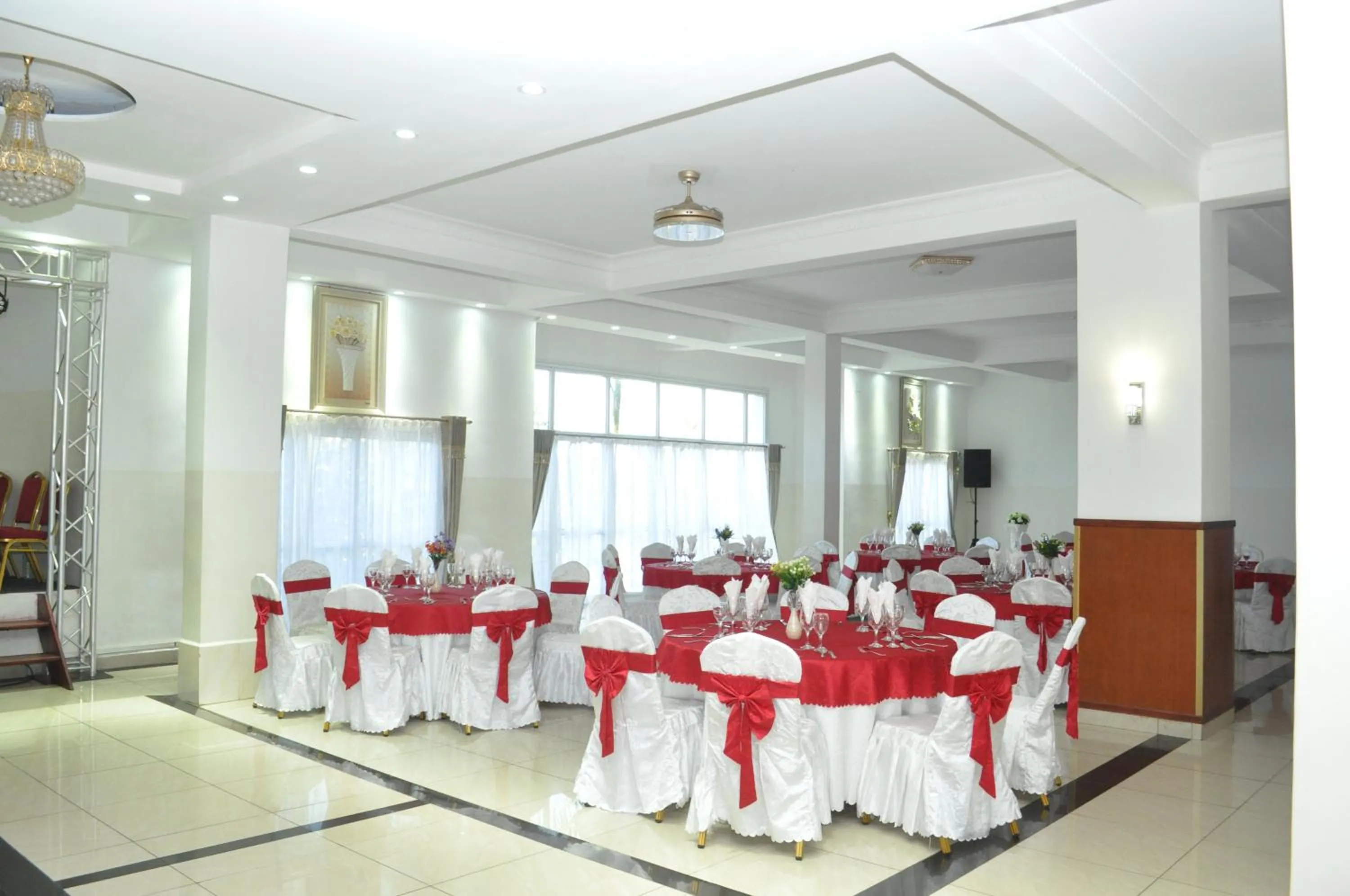 Restaurant/places to eat in Hôtel Sky blue Mada