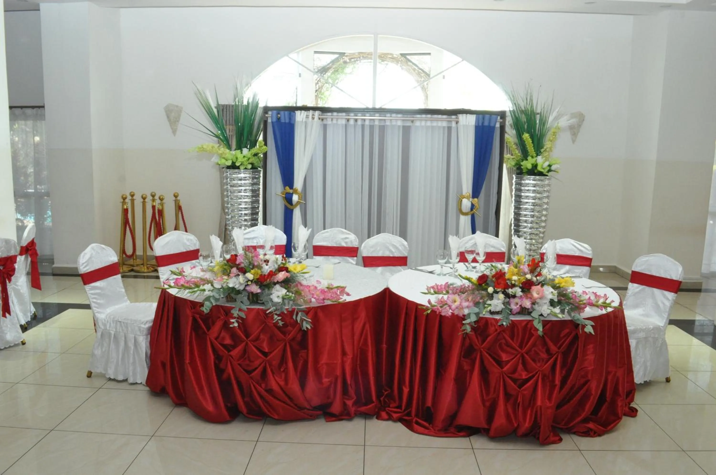 Restaurant/places to eat in Hôtel Sky blue Mada