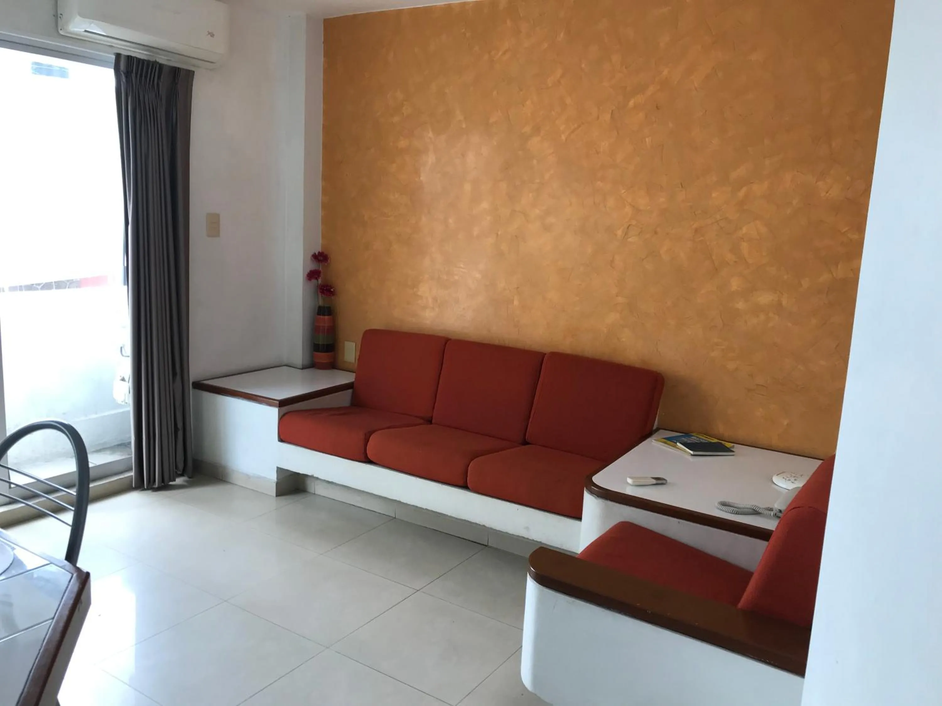 Living room, Bed in Hotel Suites Regina