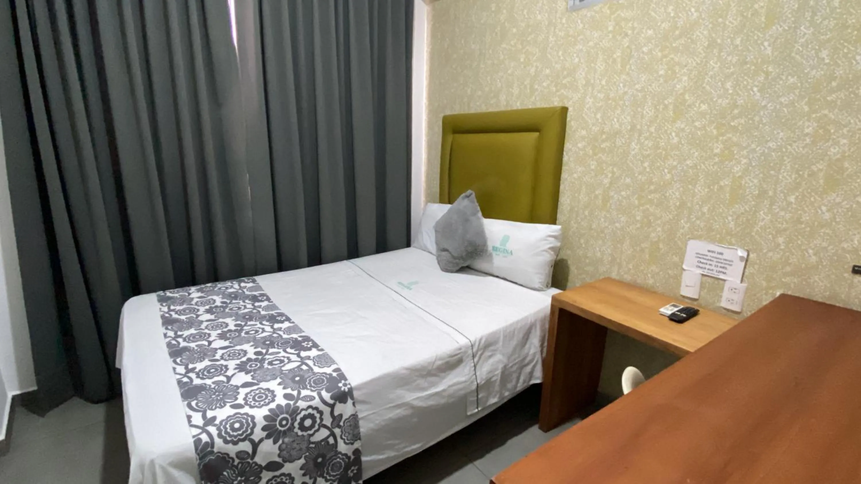 Bed in Hotel Suites Regina