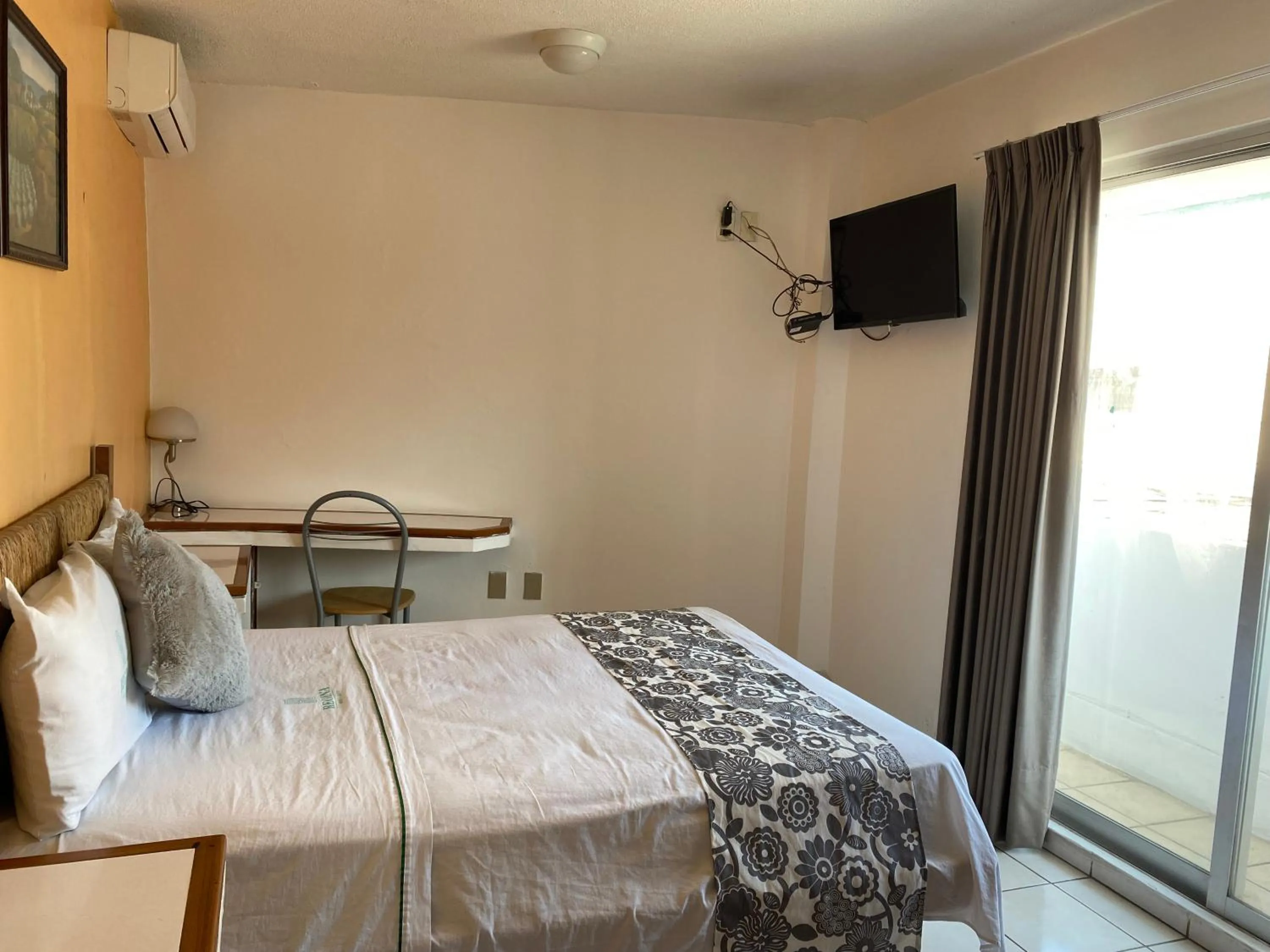 Bed in Hotel Suites Regina