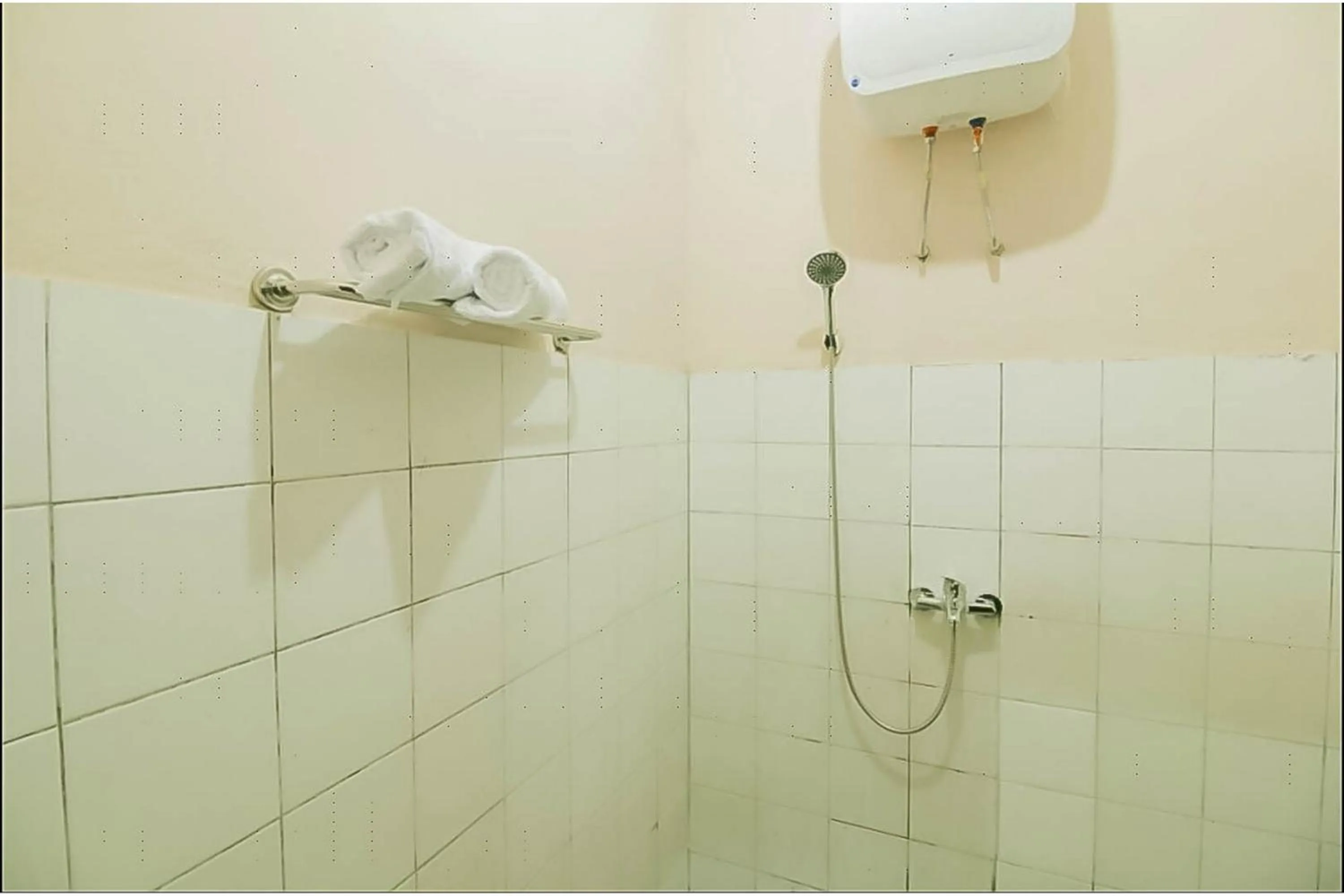 Bathroom in RedDoorz @ Pantai Pelabuhan Ratu 2