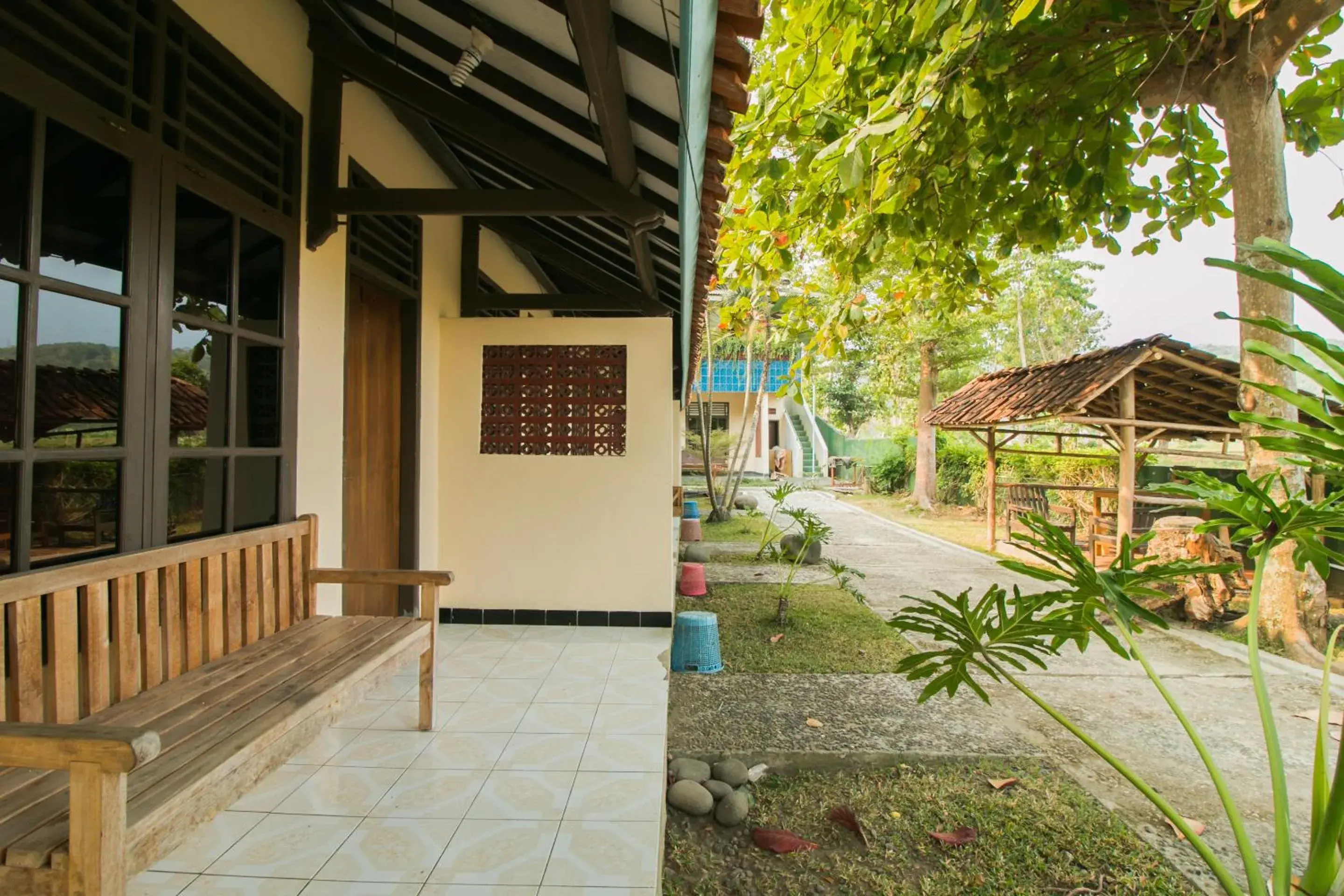 Patio in RedDoorz @ Pantai Pelabuhan Ratu 2 Patio in RedDoorz @ Pantai Pelabuhan Ratu 2