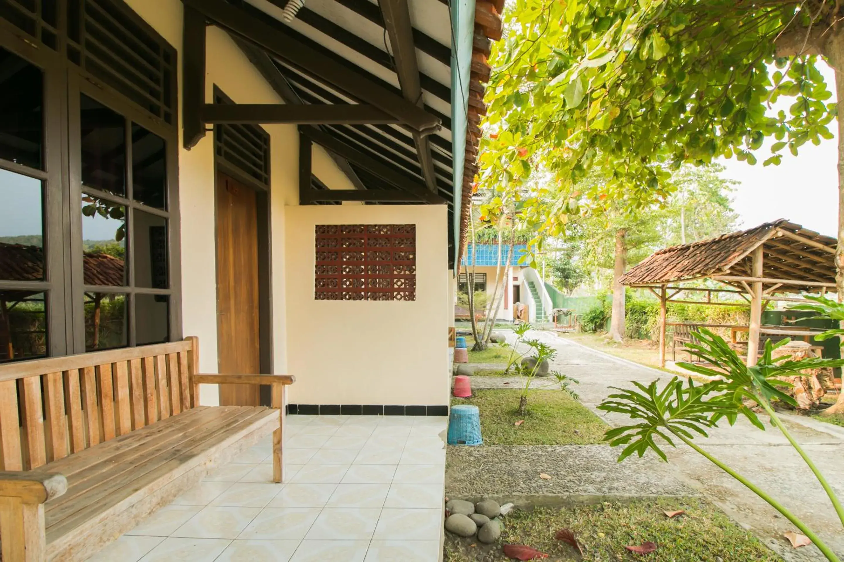 Patio in RedDoorz @ Pantai Pelabuhan Ratu 2 Patio in RedDoorz @ Pantai Pelabuhan Ratu 2