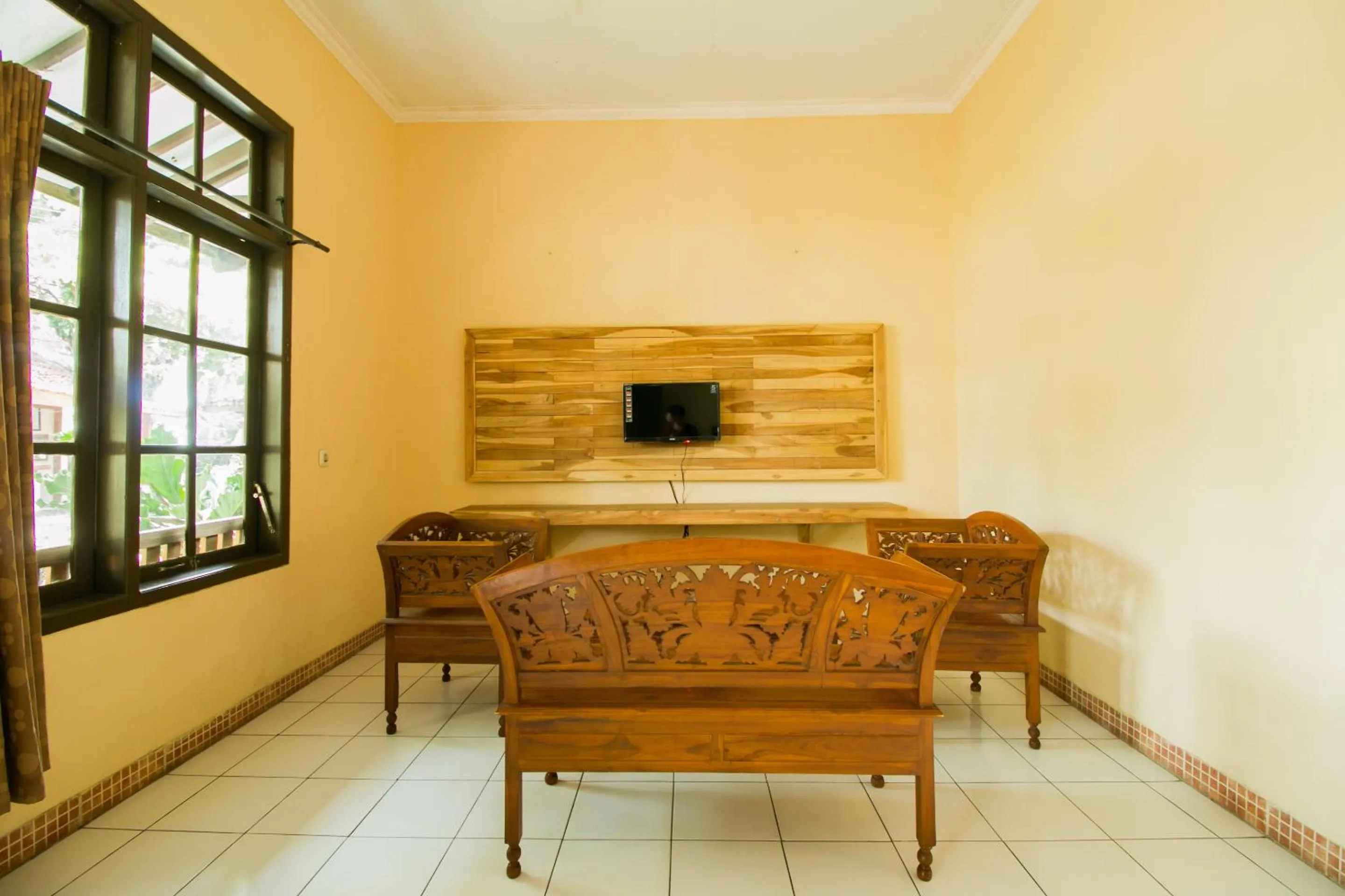 Living room in RedDoorz @ Pantai Pelabuhan Ratu 2