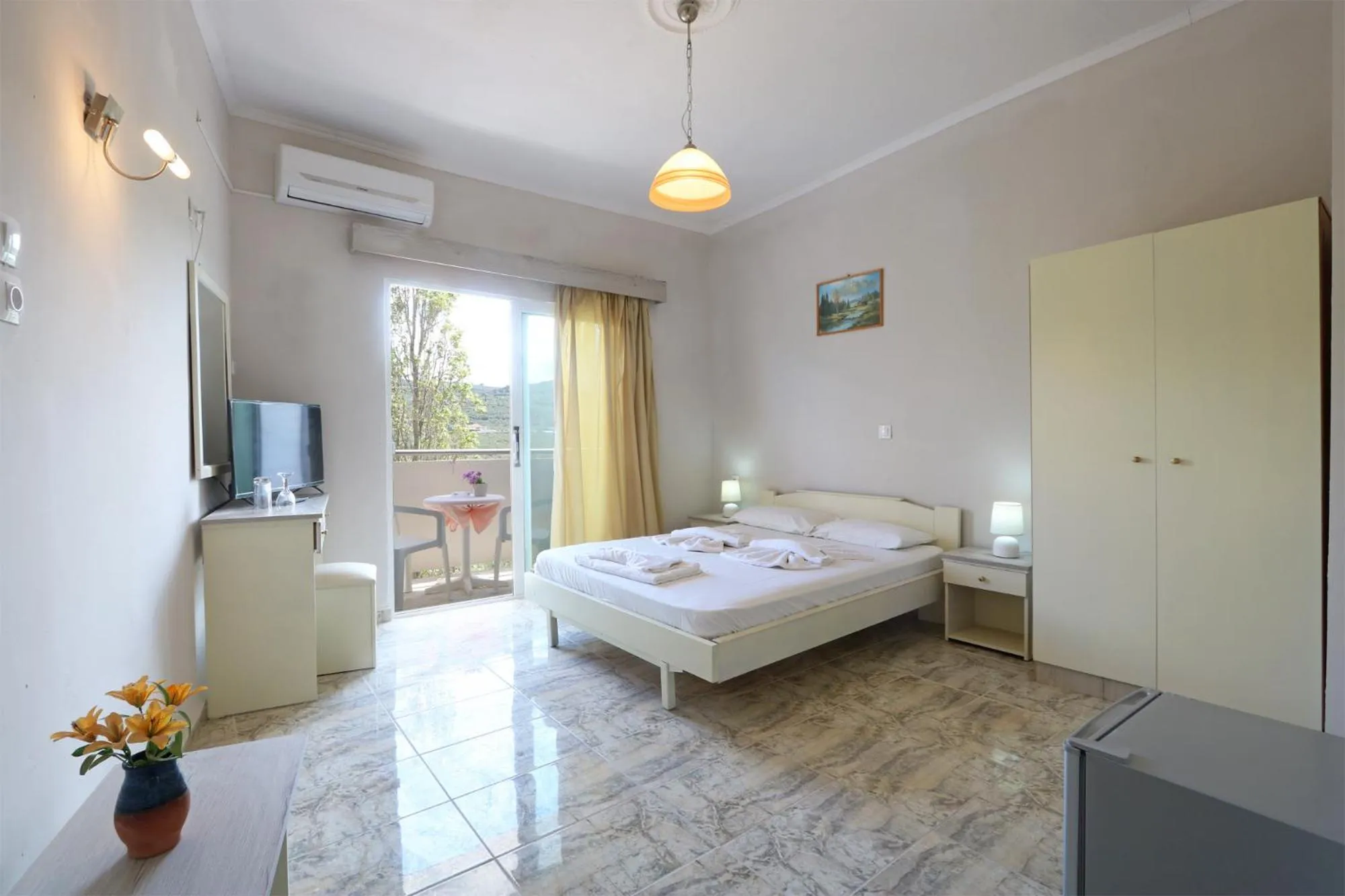 Studio Mountain View - single occupancy in Regina Hotel