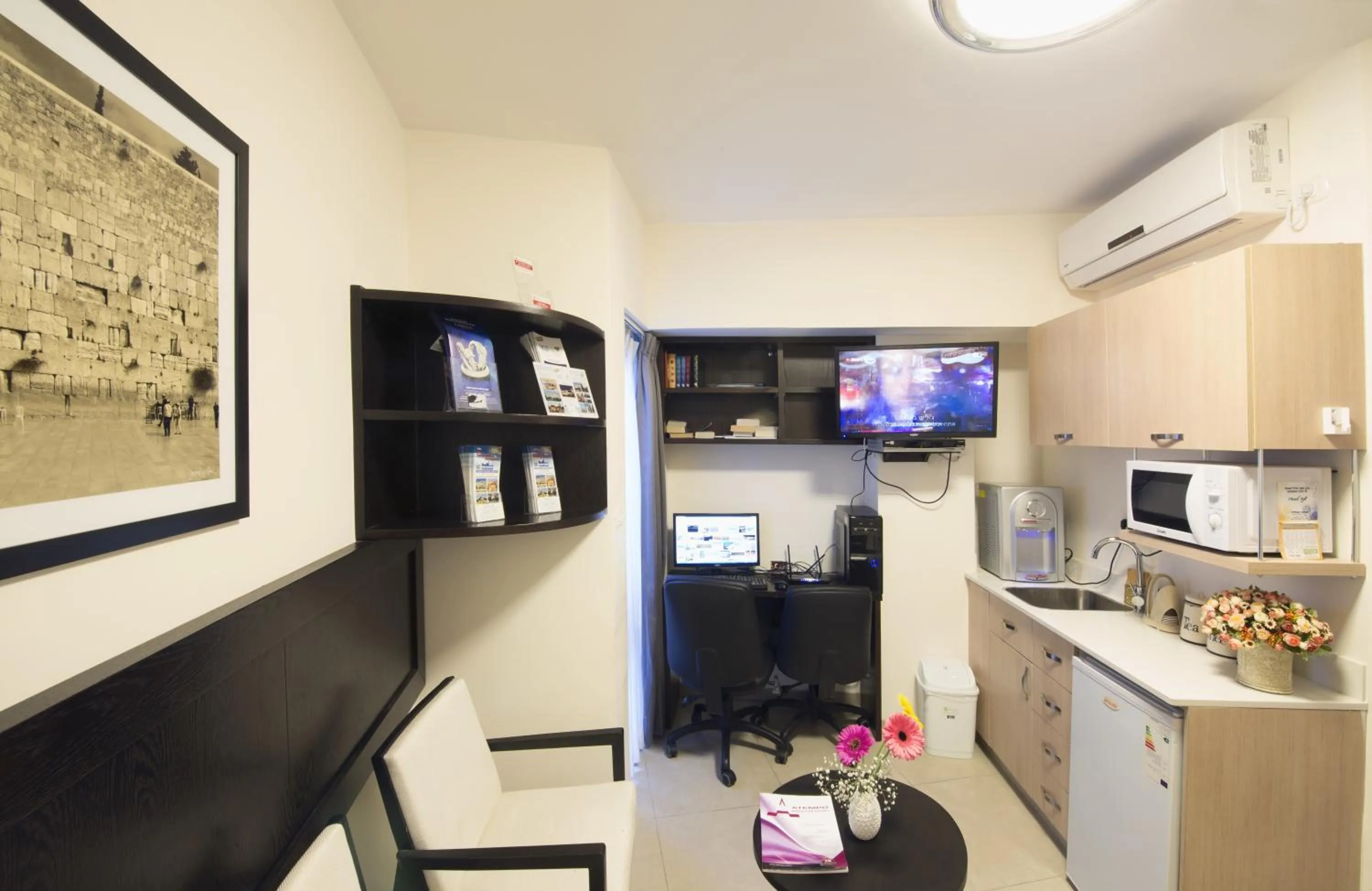 Communal lounge/ TV room, Kitchen/Kitchenette in Shamai Suites Jerusalem