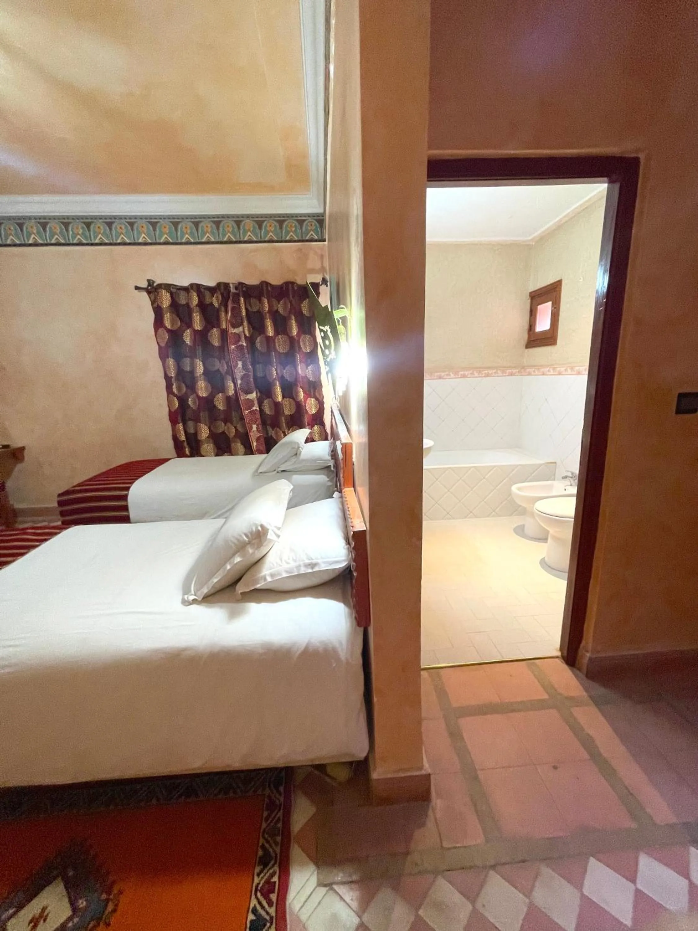 Toilet, Bed in Hotel Kasbah Lamrani