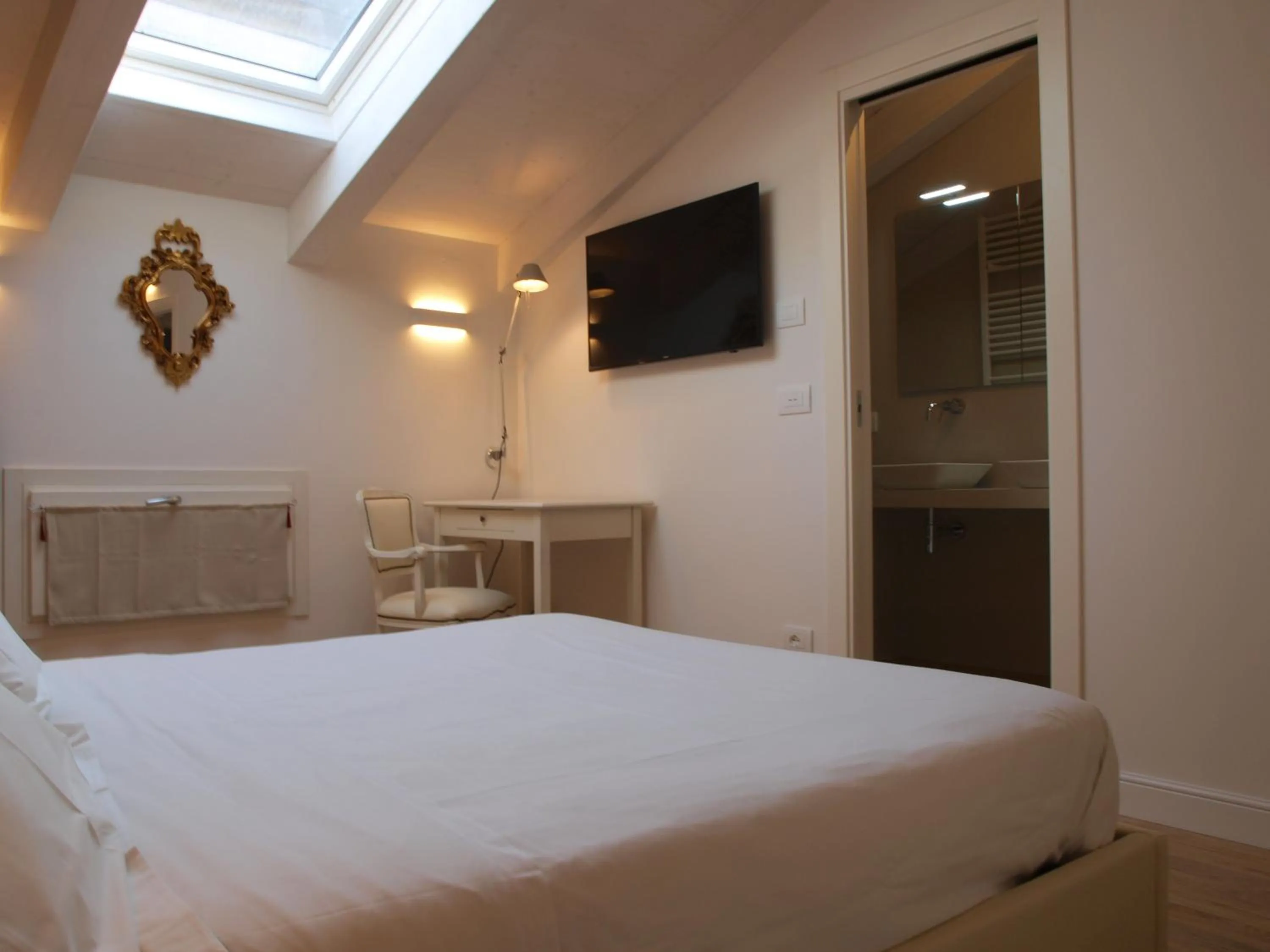 TV and multimedia, Bed in Acquaderni Rooms