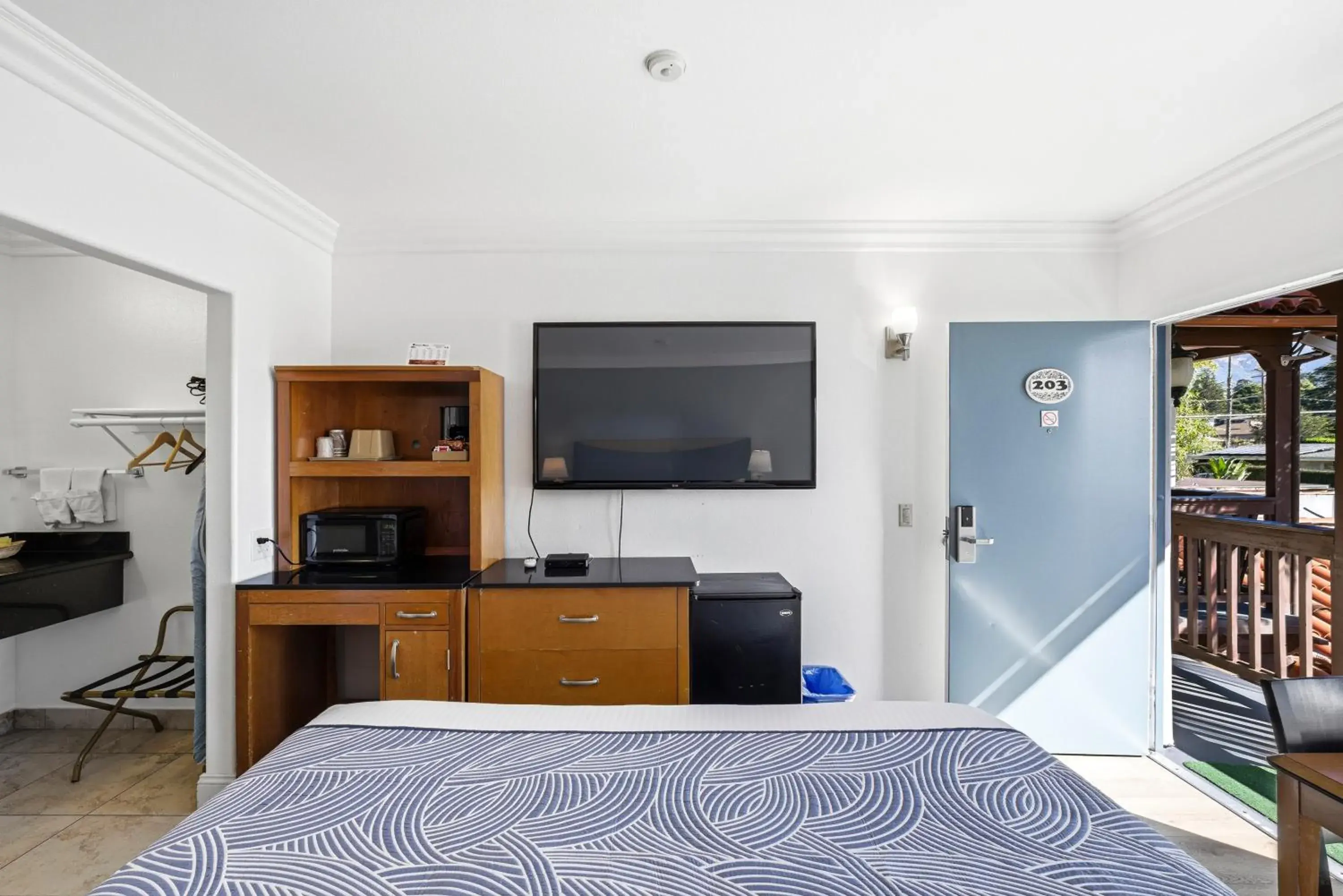 TV and multimedia, Bed in Sunset Motel TV and multimedia, Bed in Sunset Motel