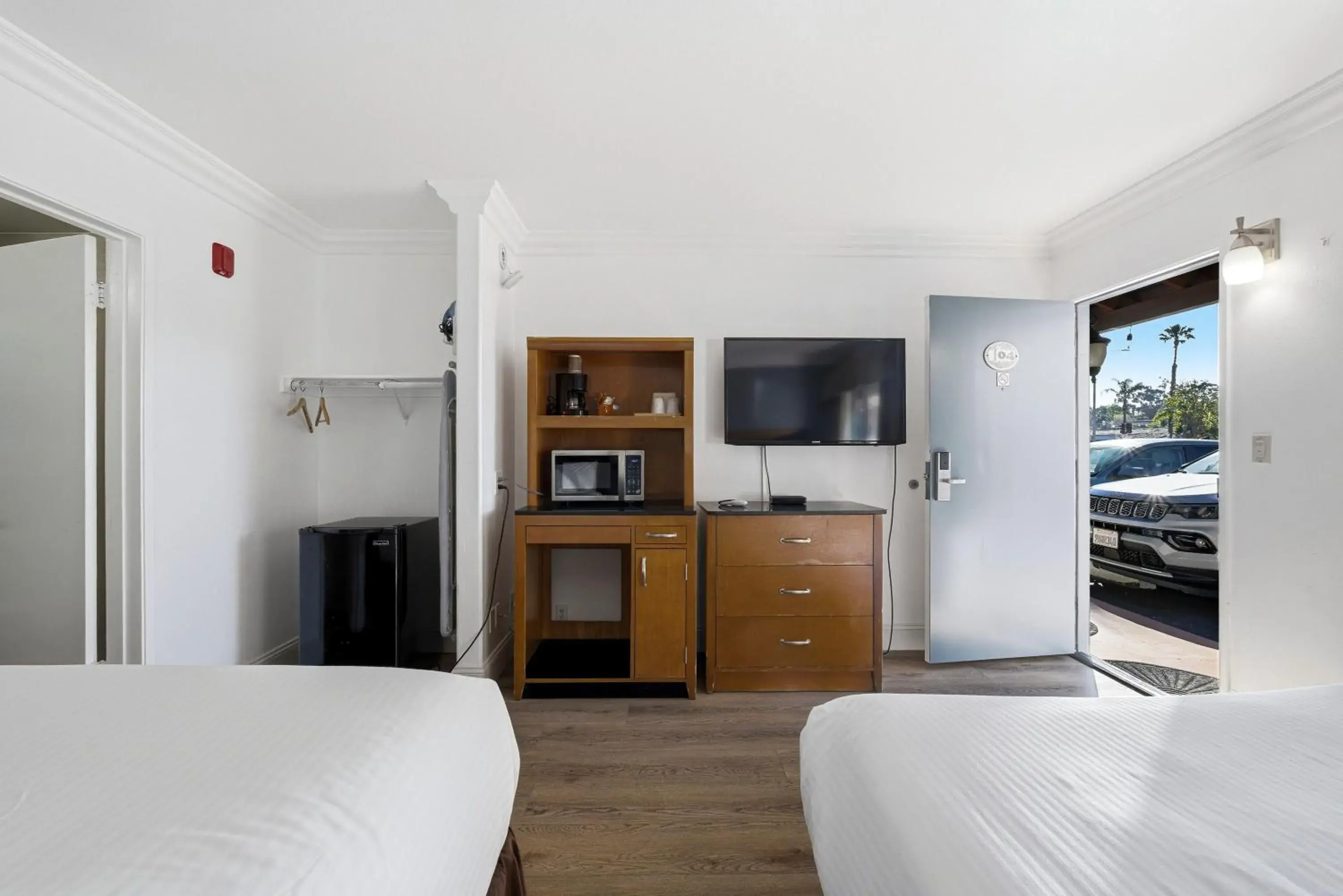 TV and multimedia, Bed in Sunset Motel TV and multimedia, Bed in Sunset Motel