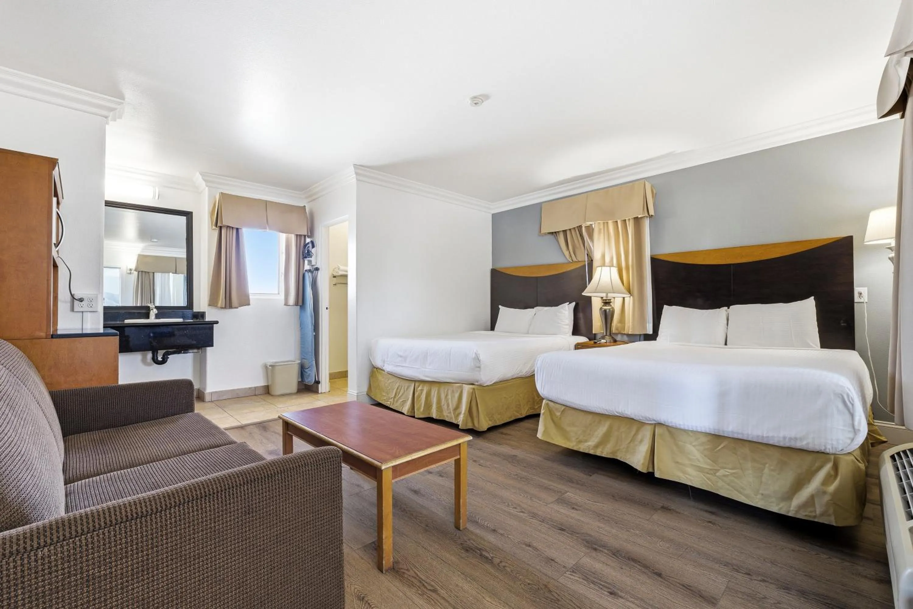 Photo of the whole room, Bed in Sunset Motel