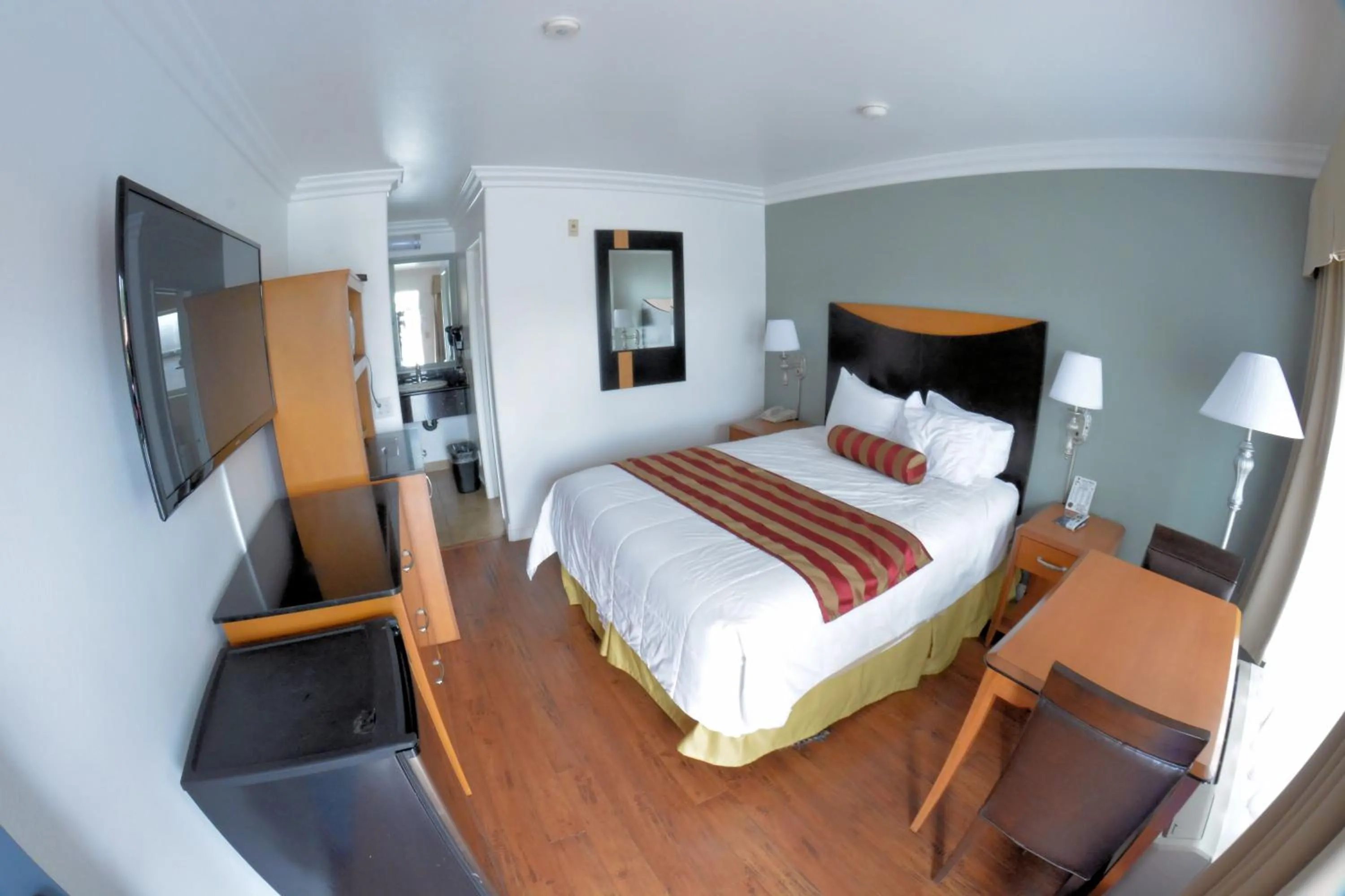 Photo of the whole room, Bed in Sunset Motel