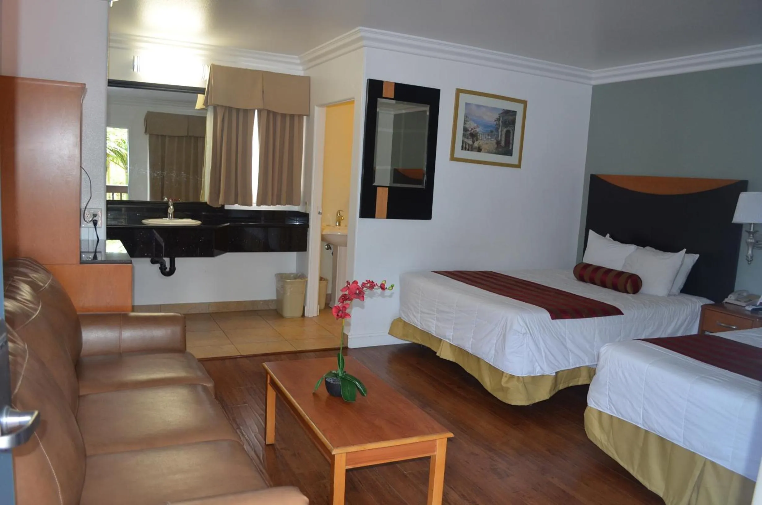 Photo of the whole room, Bed in Sunset Motel