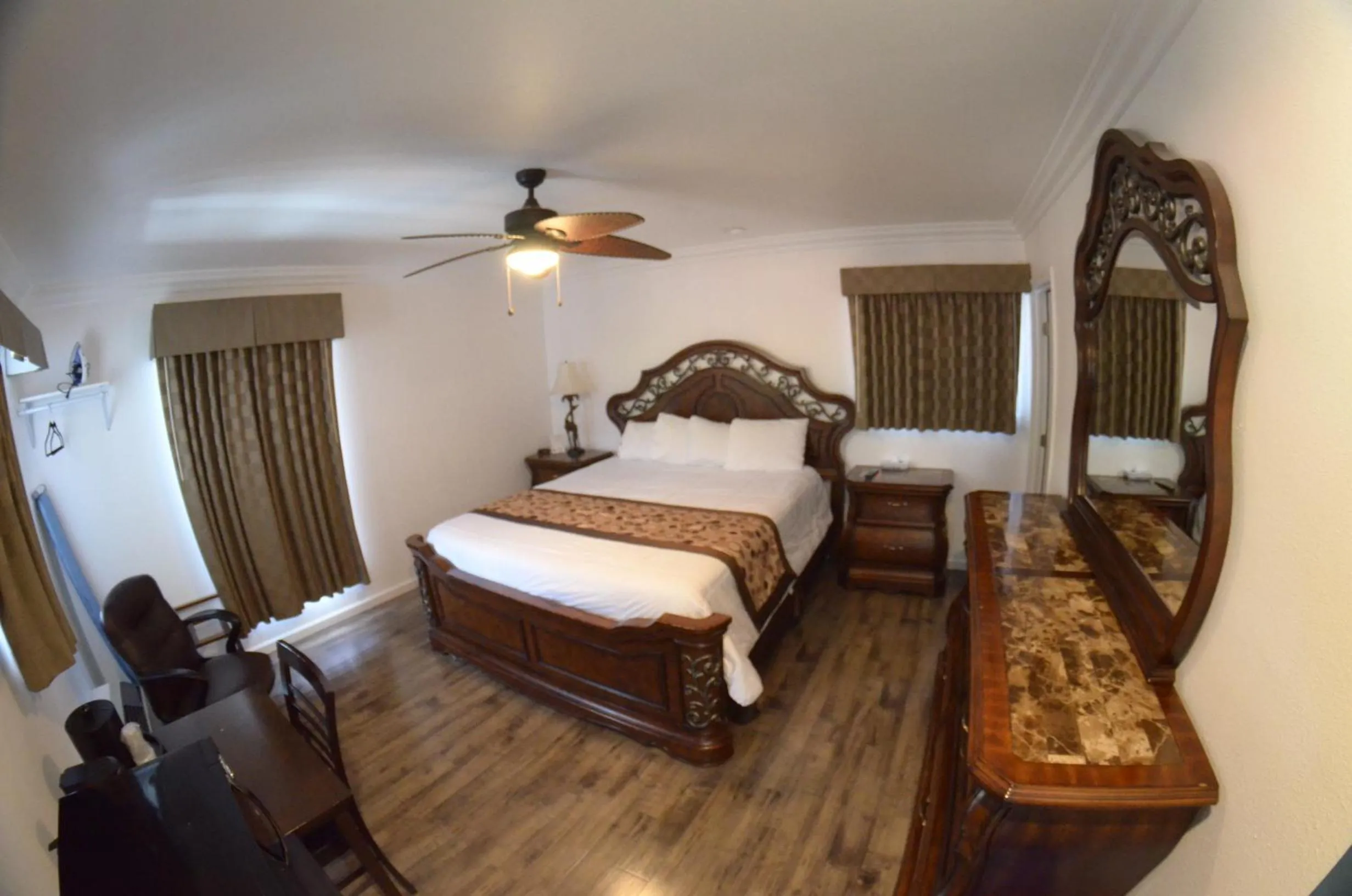 Photo of the whole room, Bed in Sunset Motel