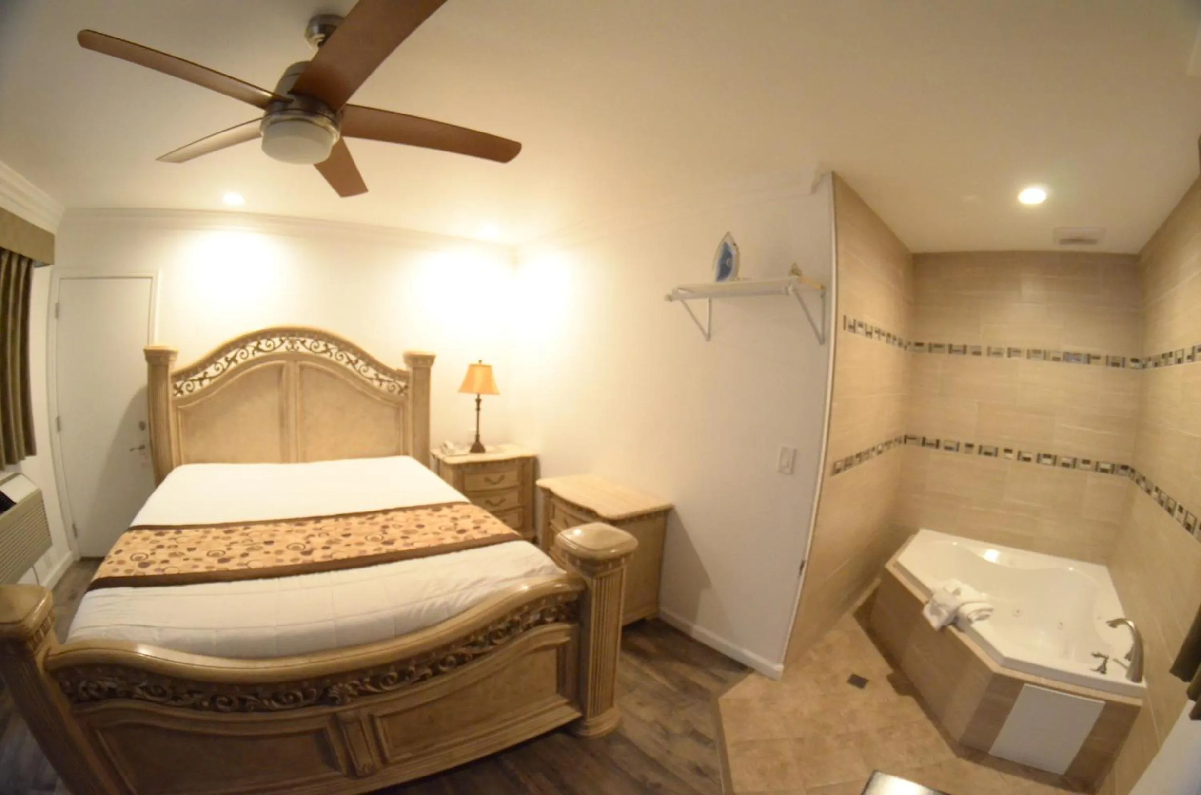 Photo of the whole room, Bed in Sunset Motel