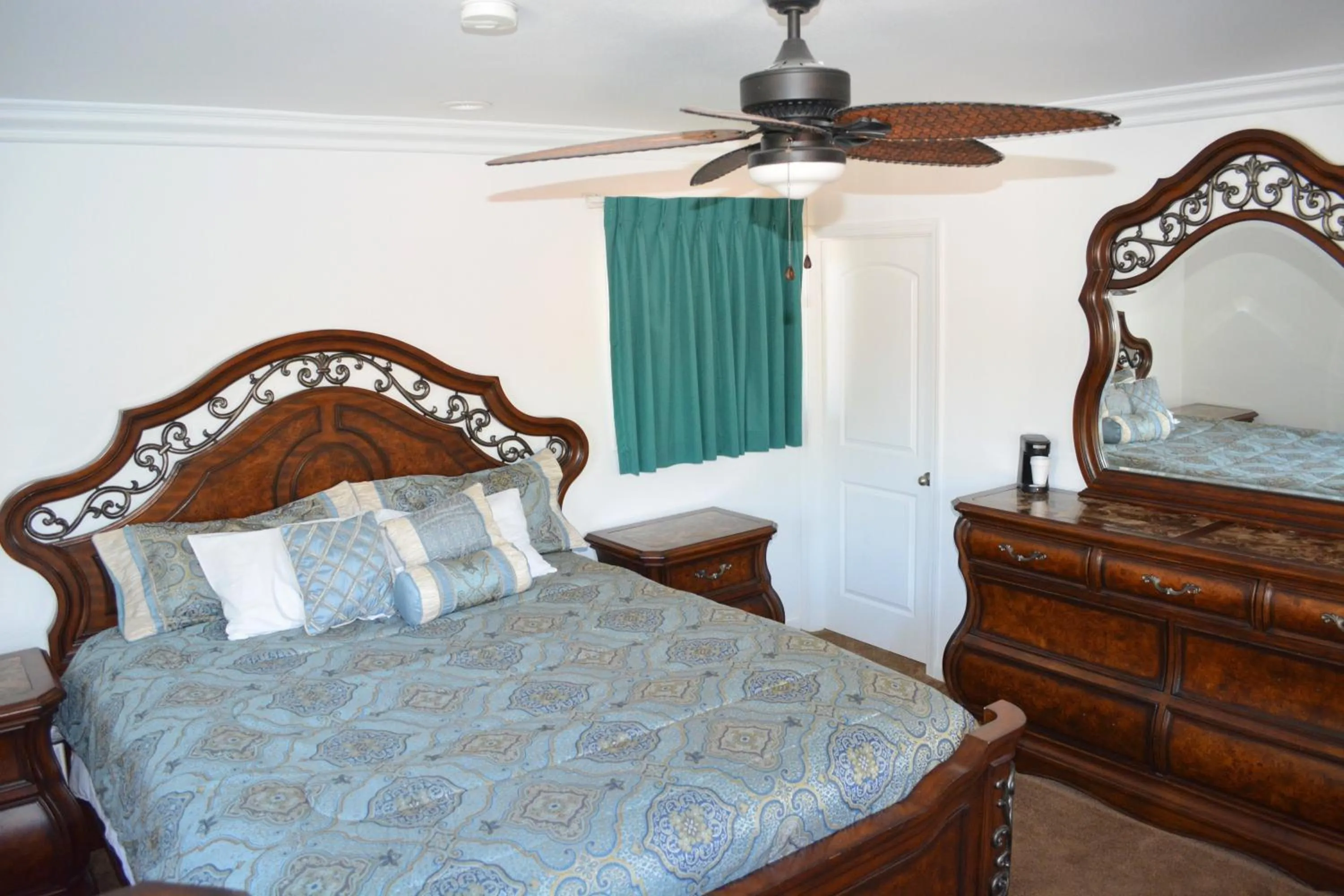 Bedroom, Bed in Sunset Motel