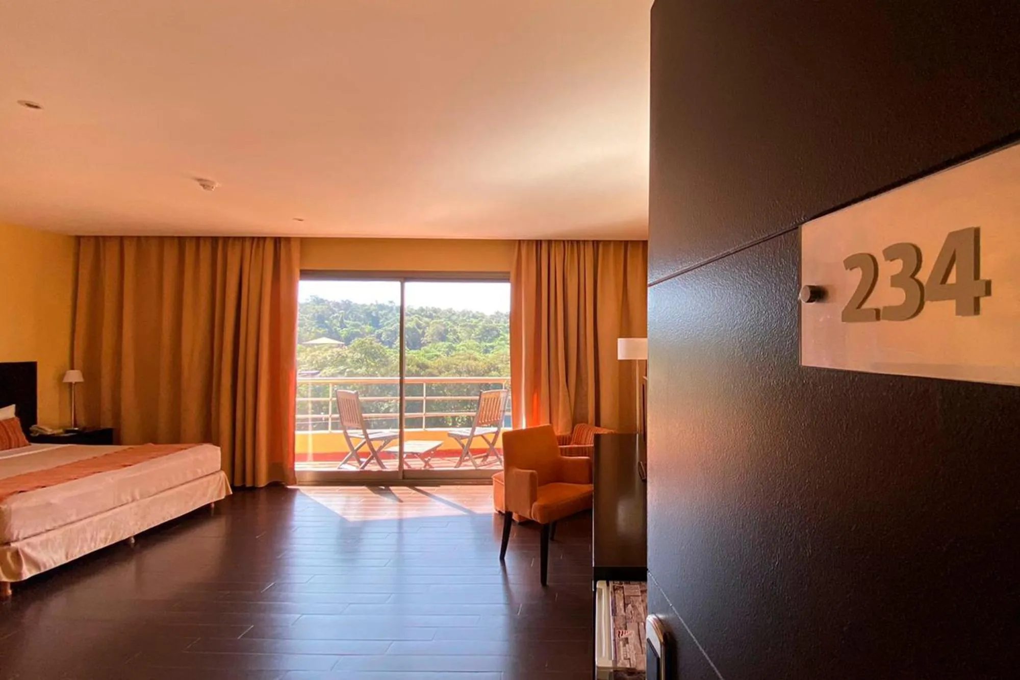 Bedroom, Bed in Grand Crucero Hotel