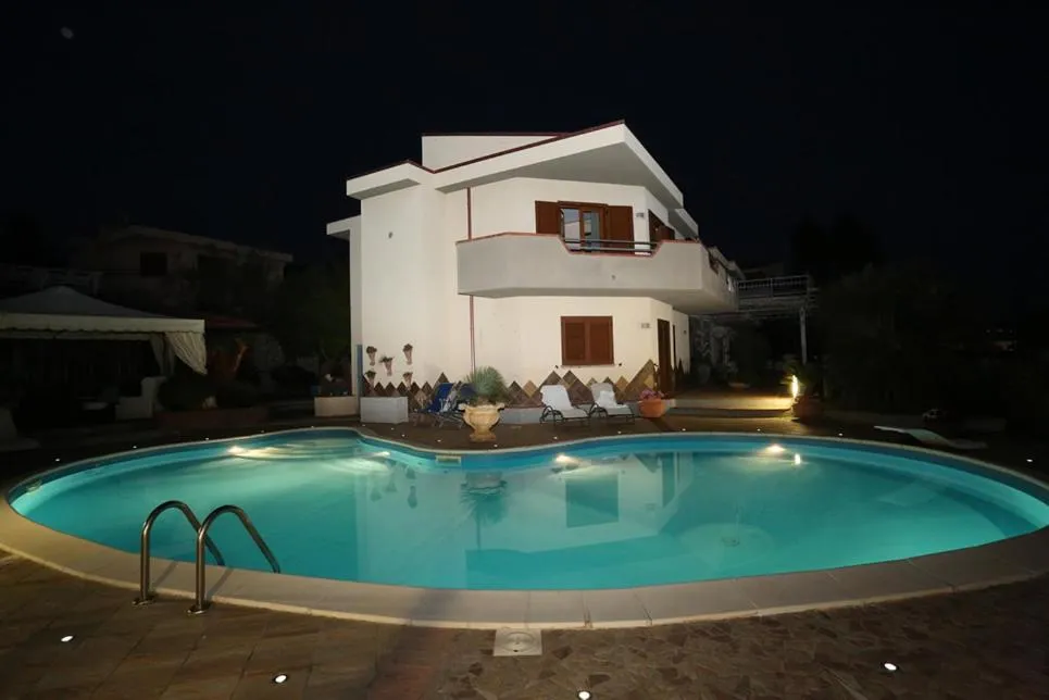 Swimming pool in Agapantus Bed & Breakfast