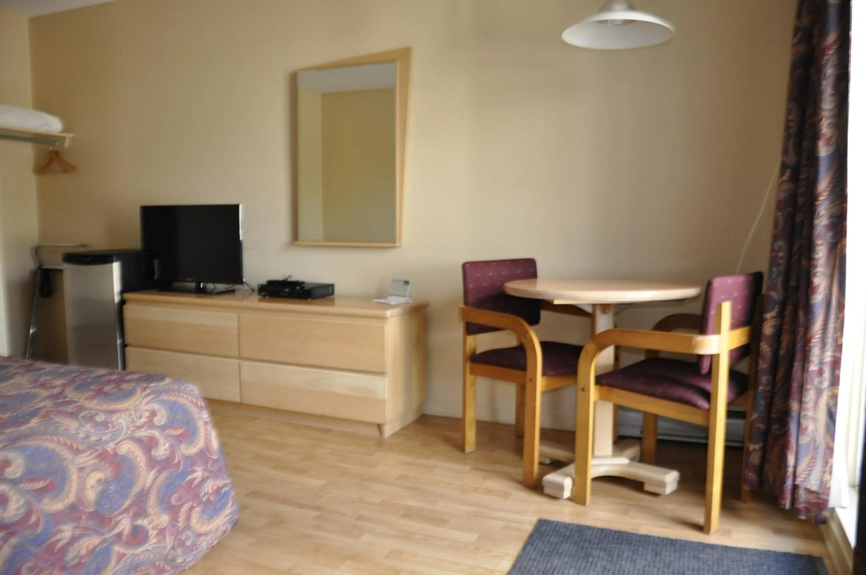 Seating area, Bed in Motel les Pignons Verts