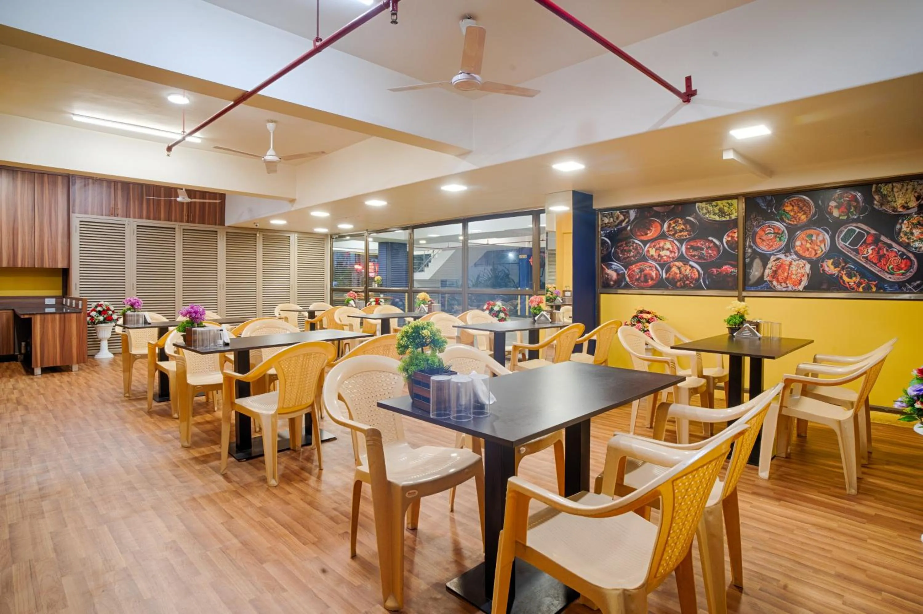 Restaurant/places to eat in HOTEL SHITAL INN