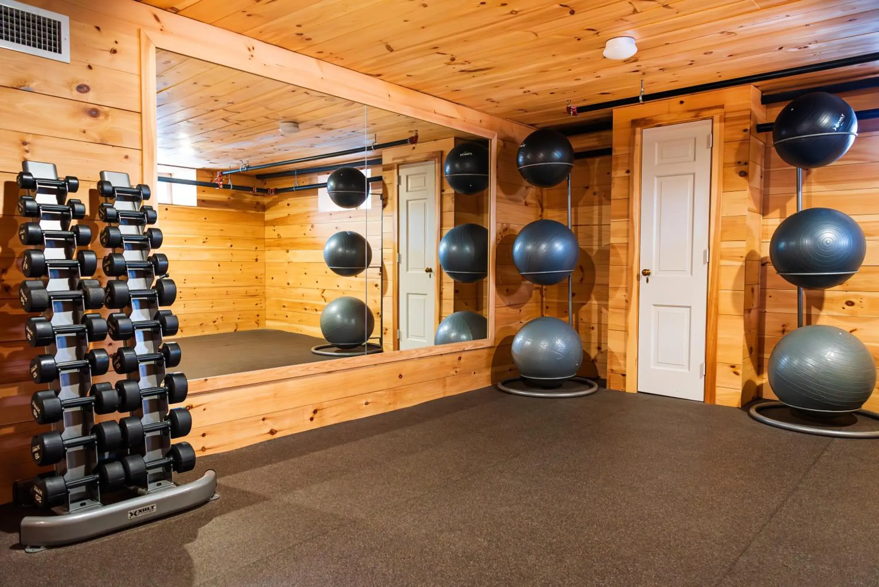 Fitness centre/facilities in Hotel Kinsley Fitness centre/facilities in Hotel Kinsley