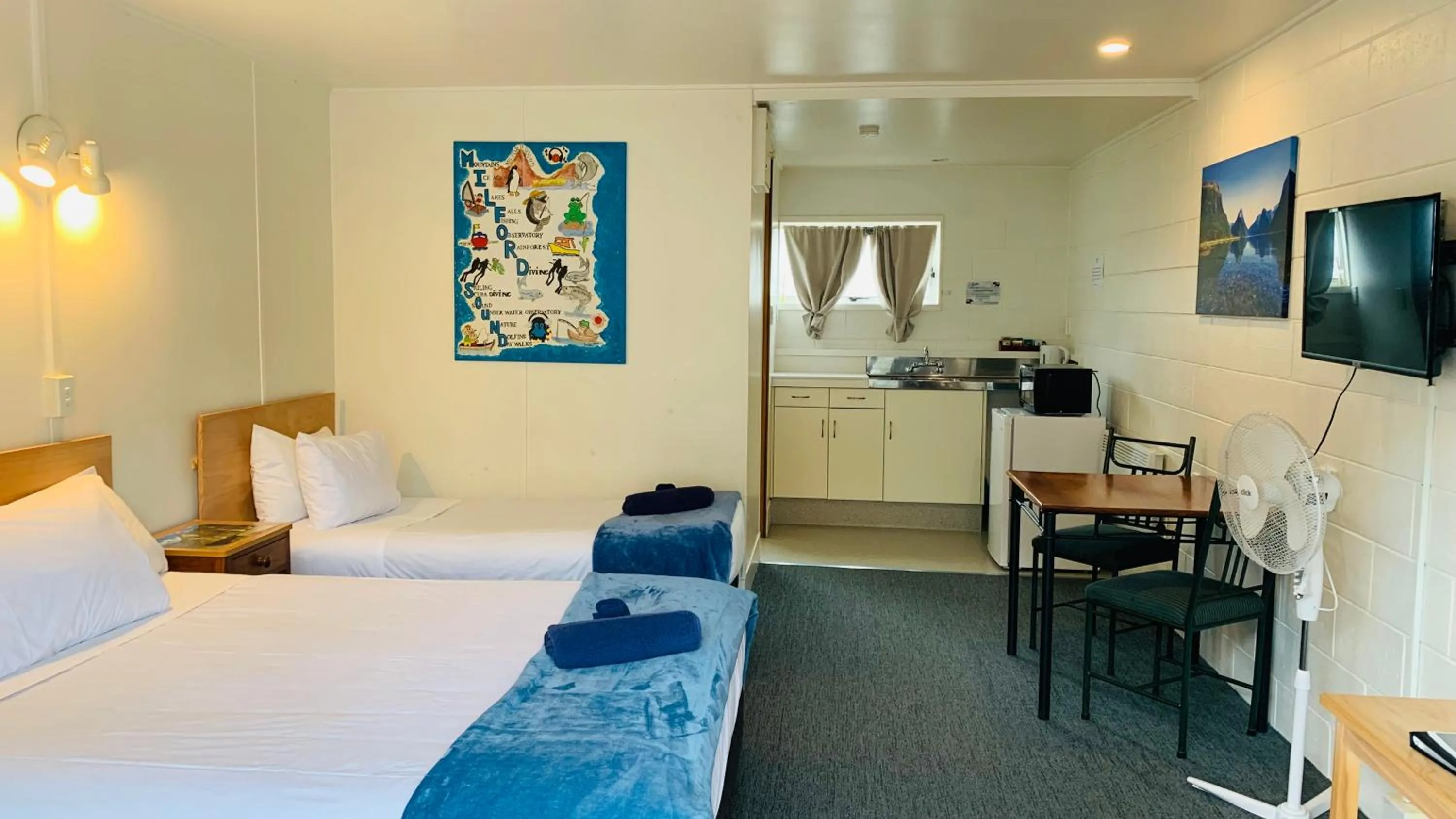 Living room, Bed in Alpha Motor Inn