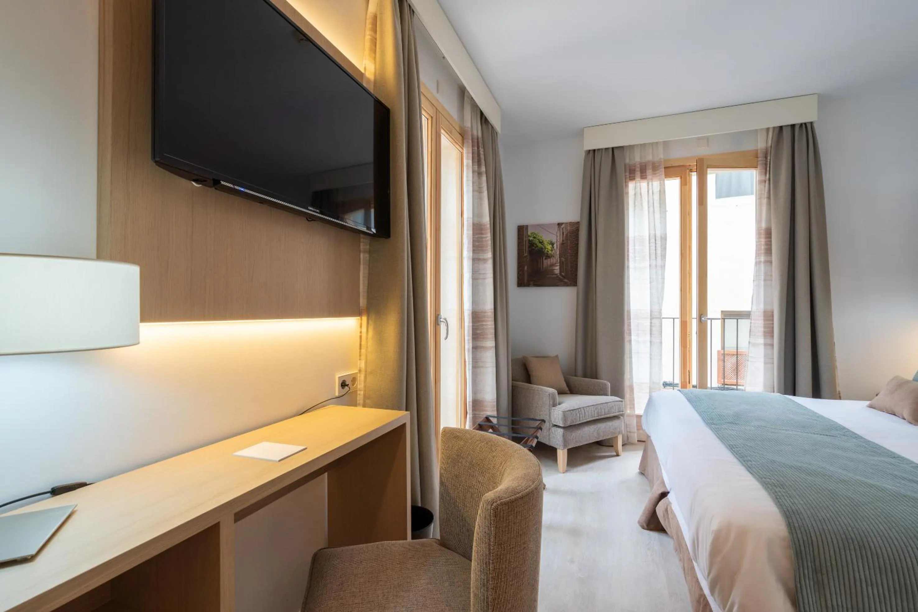 Photo of the whole room, Bed in Soller Plaza