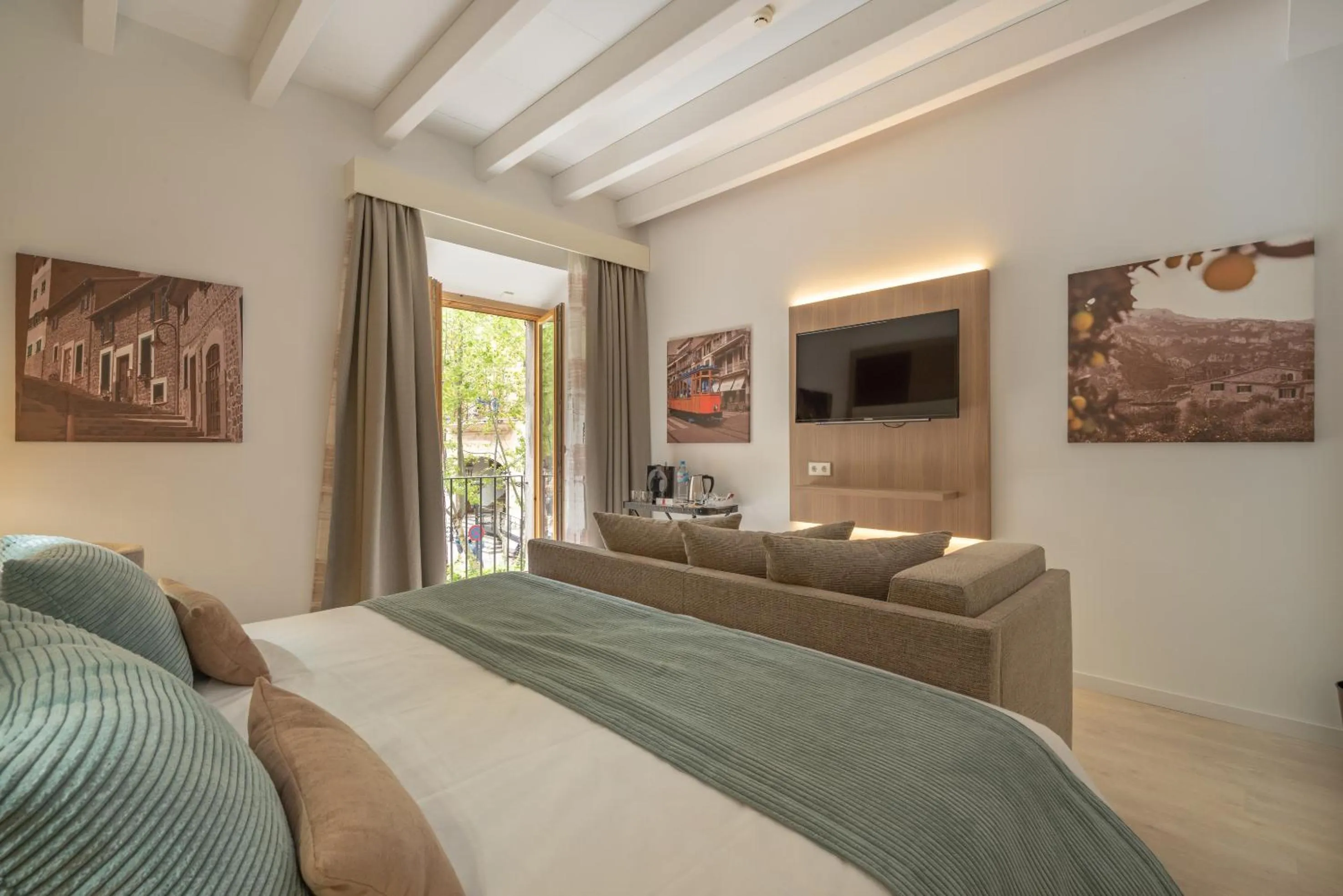 Photo of the whole room, Bed in Soller Plaza