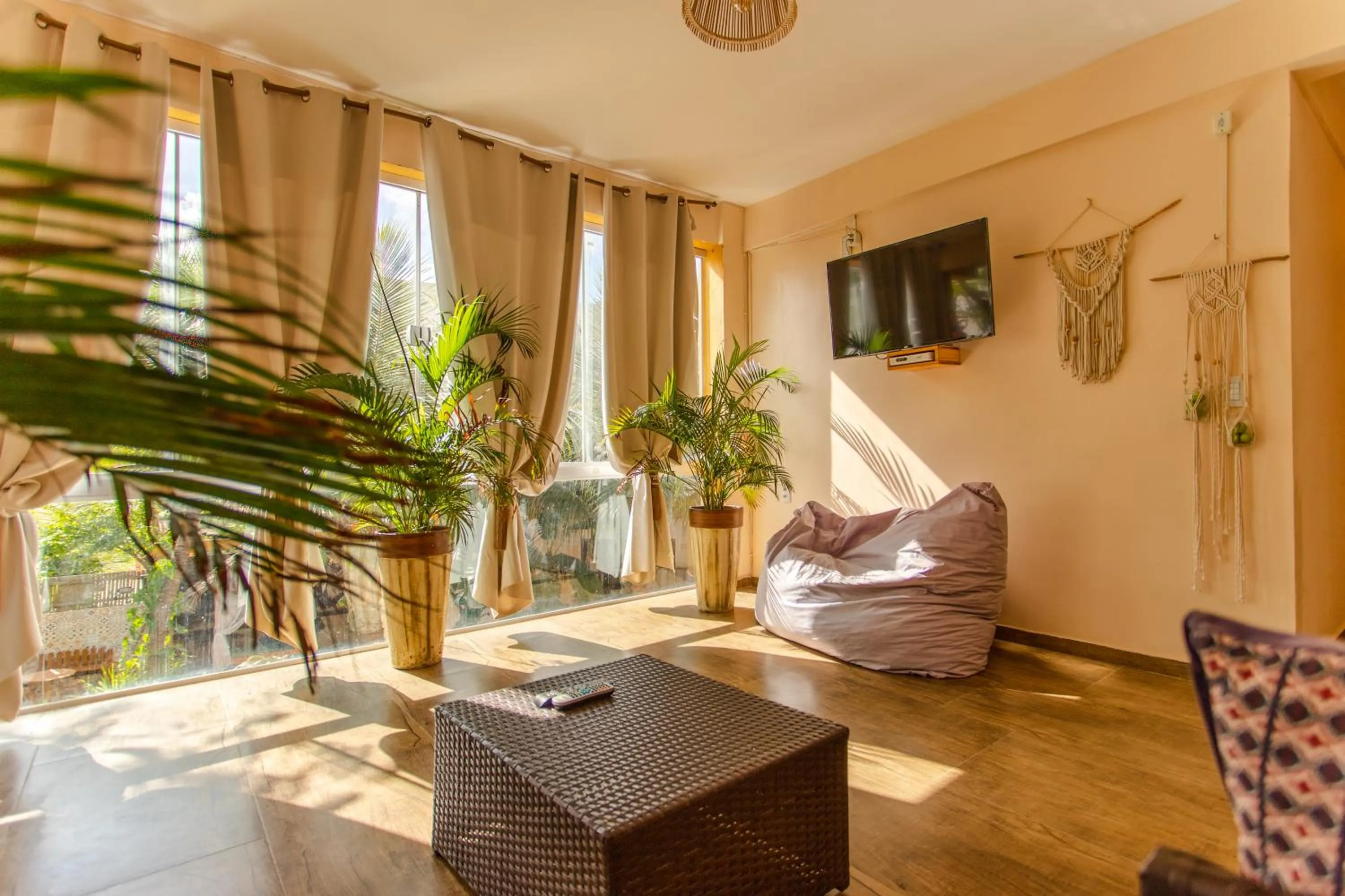 Communal lounge/ TV room in Pousada Dharma