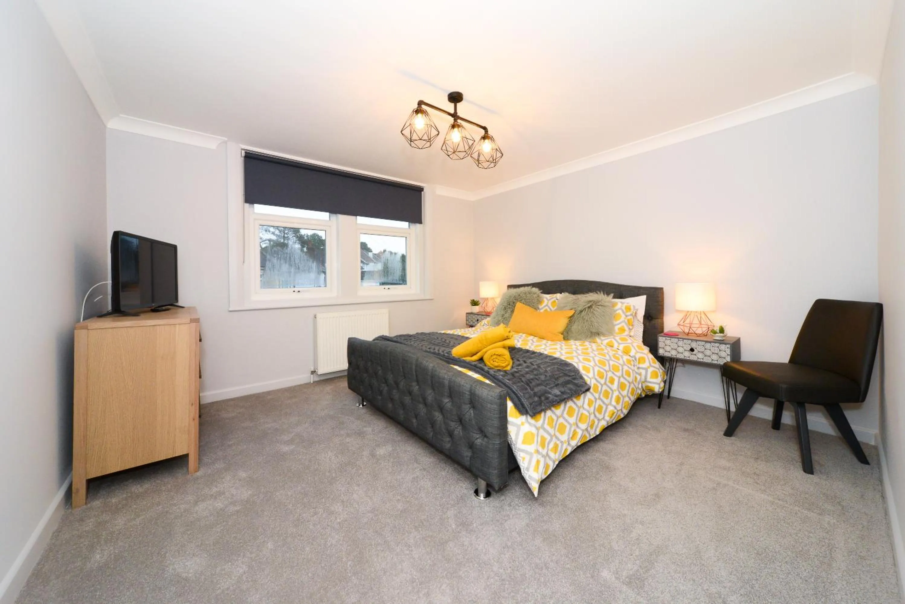 Amazing Apartment near Bournemouth, Poole & Sandbanks - WiFi & Smart TV - Newly Renovated! Great Location!