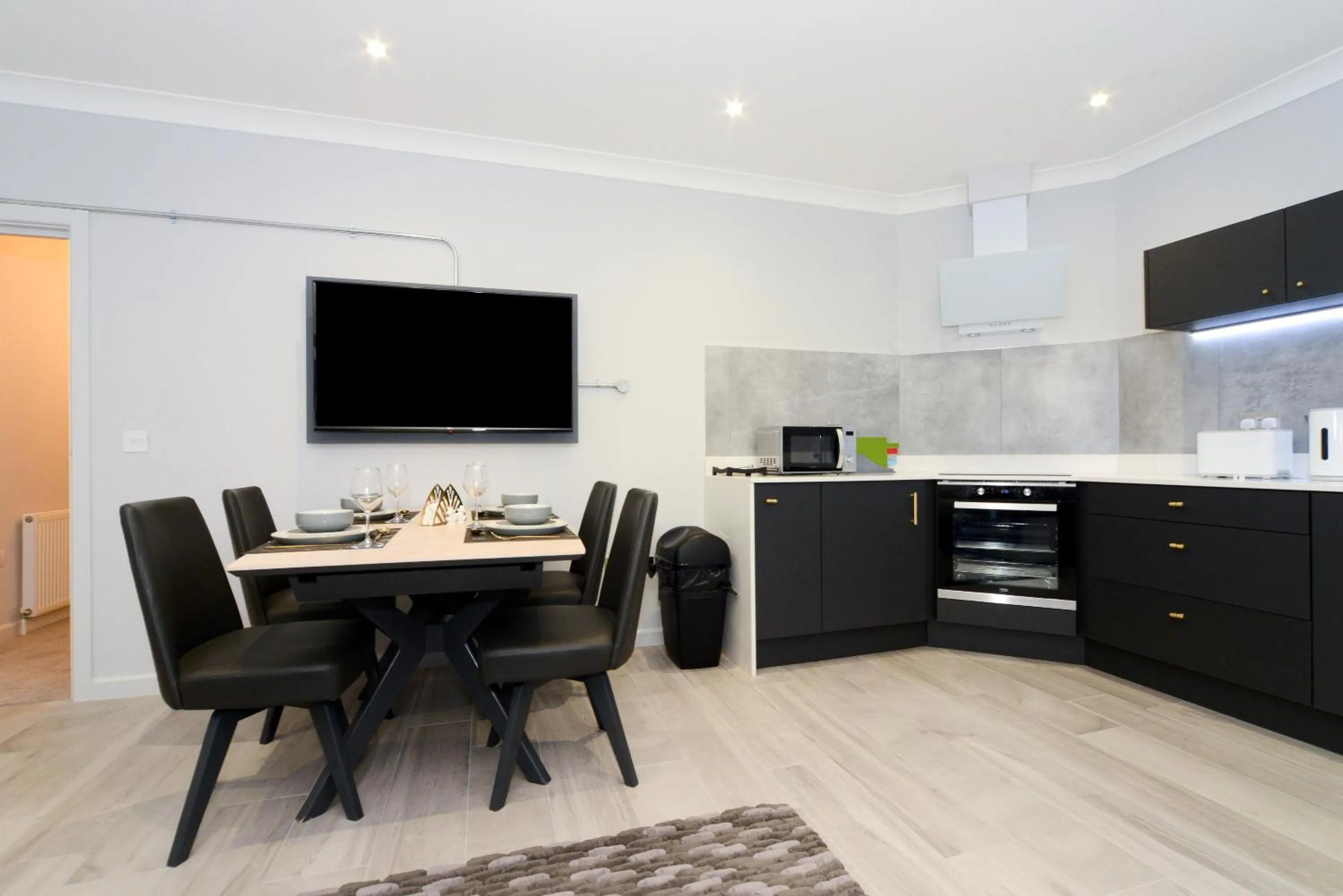 Amazing Apartment near Bournemouth, Poole & Sandbanks - WiFi & Smart TV - Newly Renovated! Great Location!