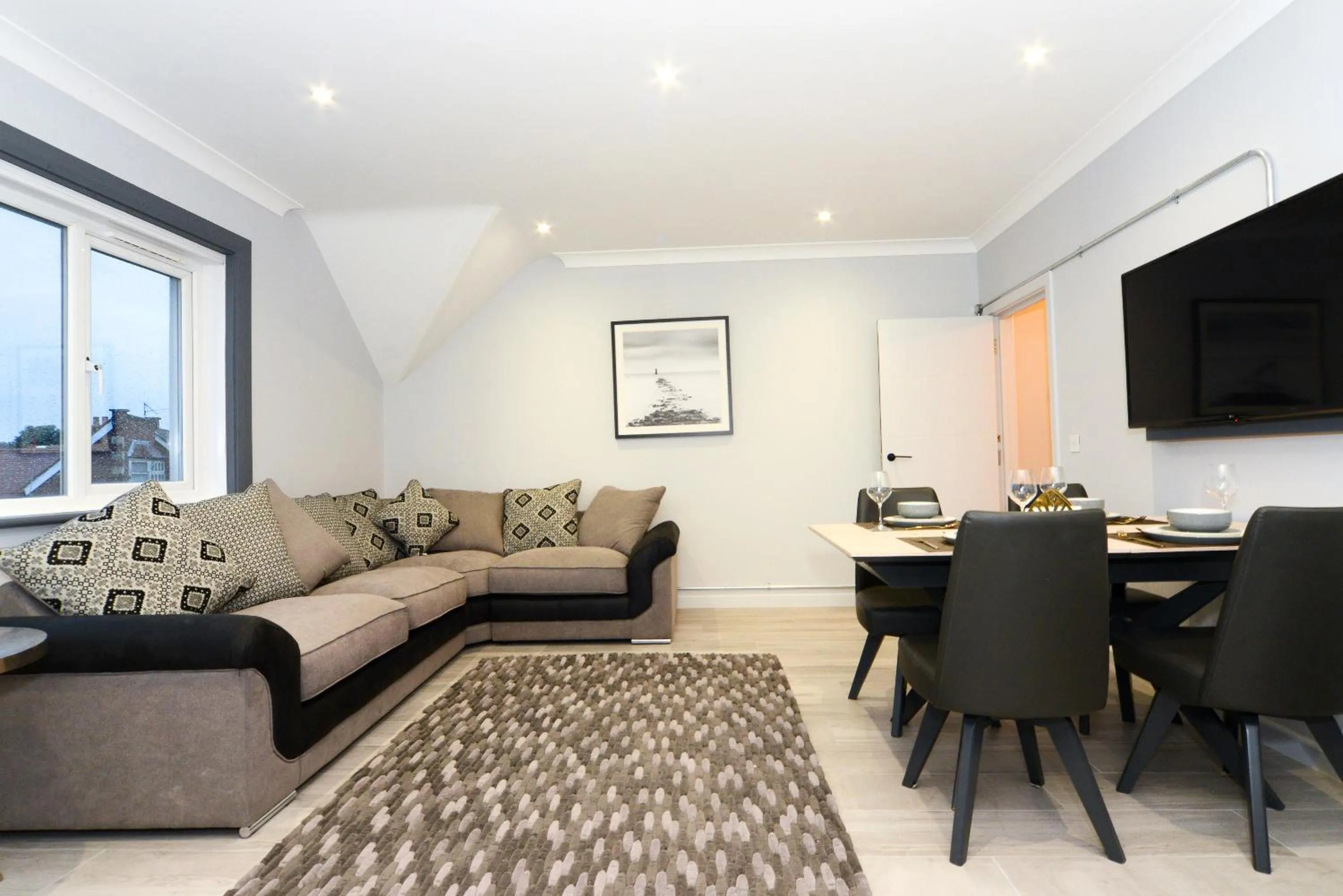 Amazing Apartment near Bournemouth, Poole & Sandbanks - WiFi & Smart TV - Newly Renovated! Great Location!
